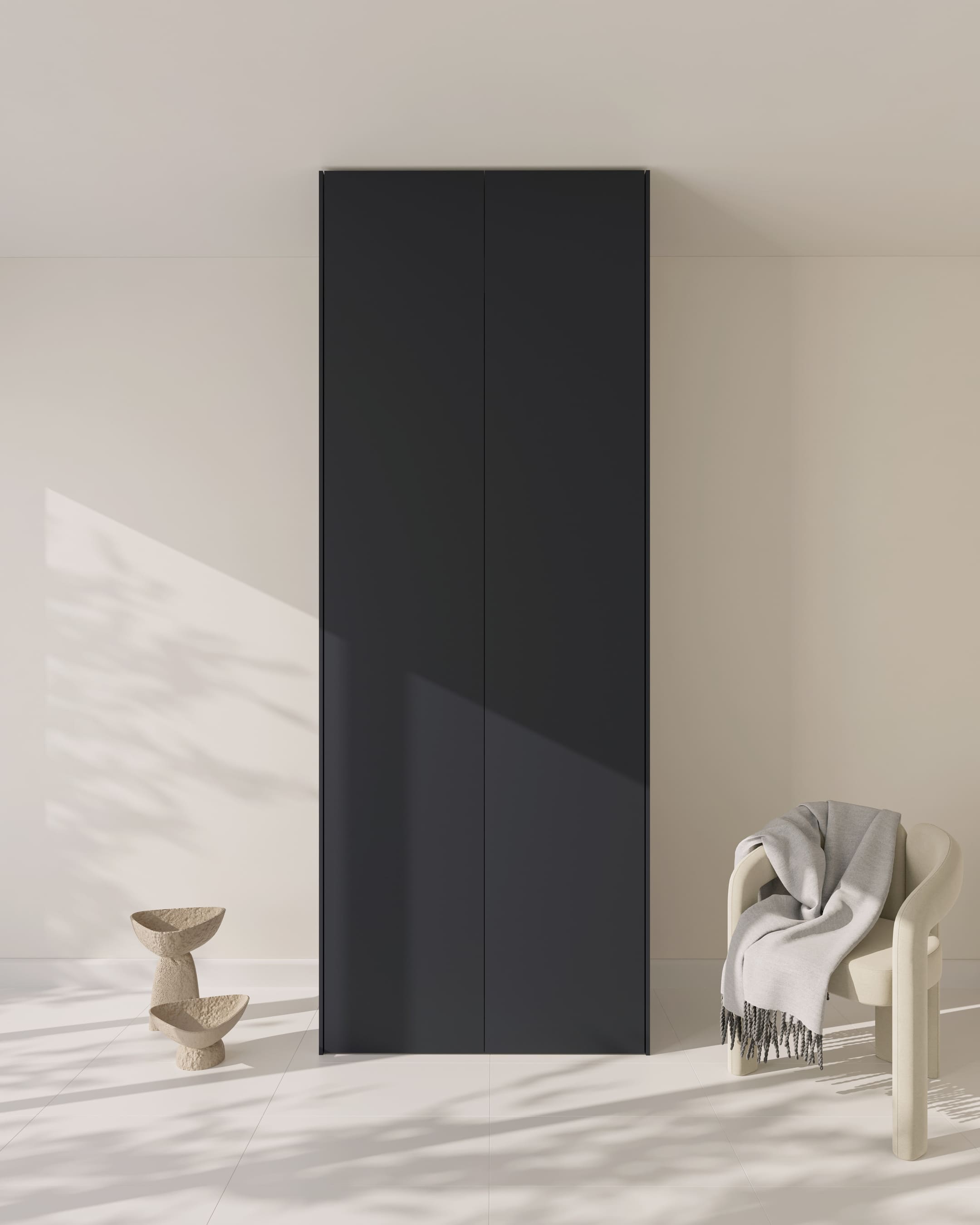 Zwei bodentiefe, ultramatte schwarze Schranktüren in einem minimalistischen Raum.