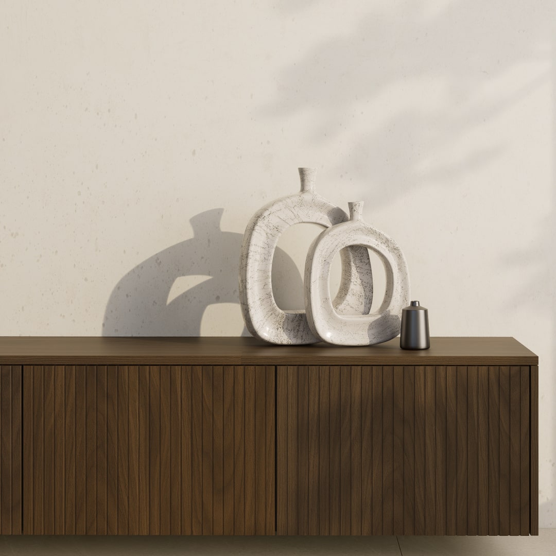 Ein Besta-Sideboard mit gerillten Holzfronten, dekoriert mit zwei abstrakten, hellen Vasen.