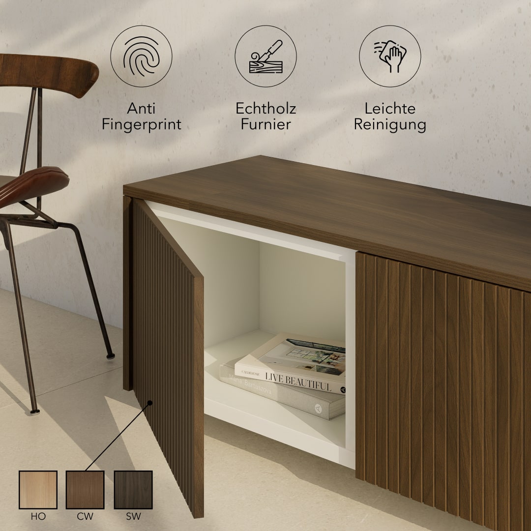 Ein Besta-Regal mit geriffelten Echtholzfurnier-Fronten in dunkler Optik und offener Tür.