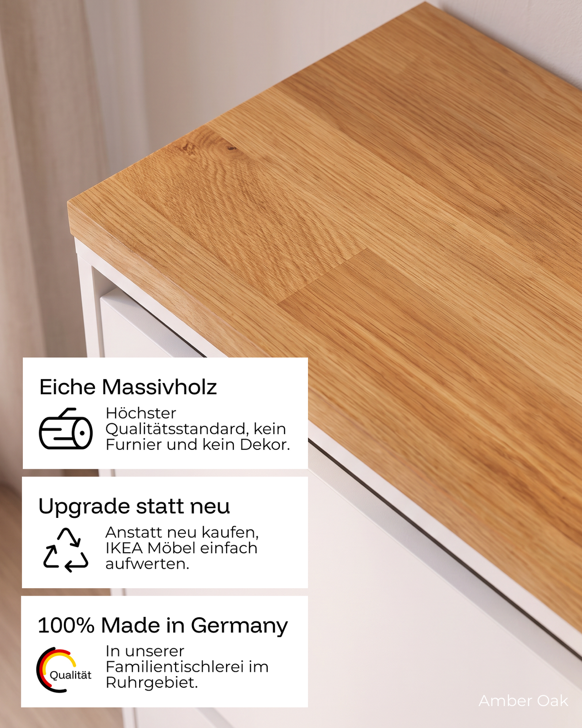 Nahaufnahme einer Massivholz-Deckplatte aus Eiche in Amber Oak mit Glasvase. Text im Bild: Eiche Massivholz – kein Furnier und kein Dekor. Upgrade statt neu – IKEA-Möbel aufwerten statt neu kaufen. 100 % Made in Germany – gefertigt in unserer Familientischlerei im Ruhrgebiet.