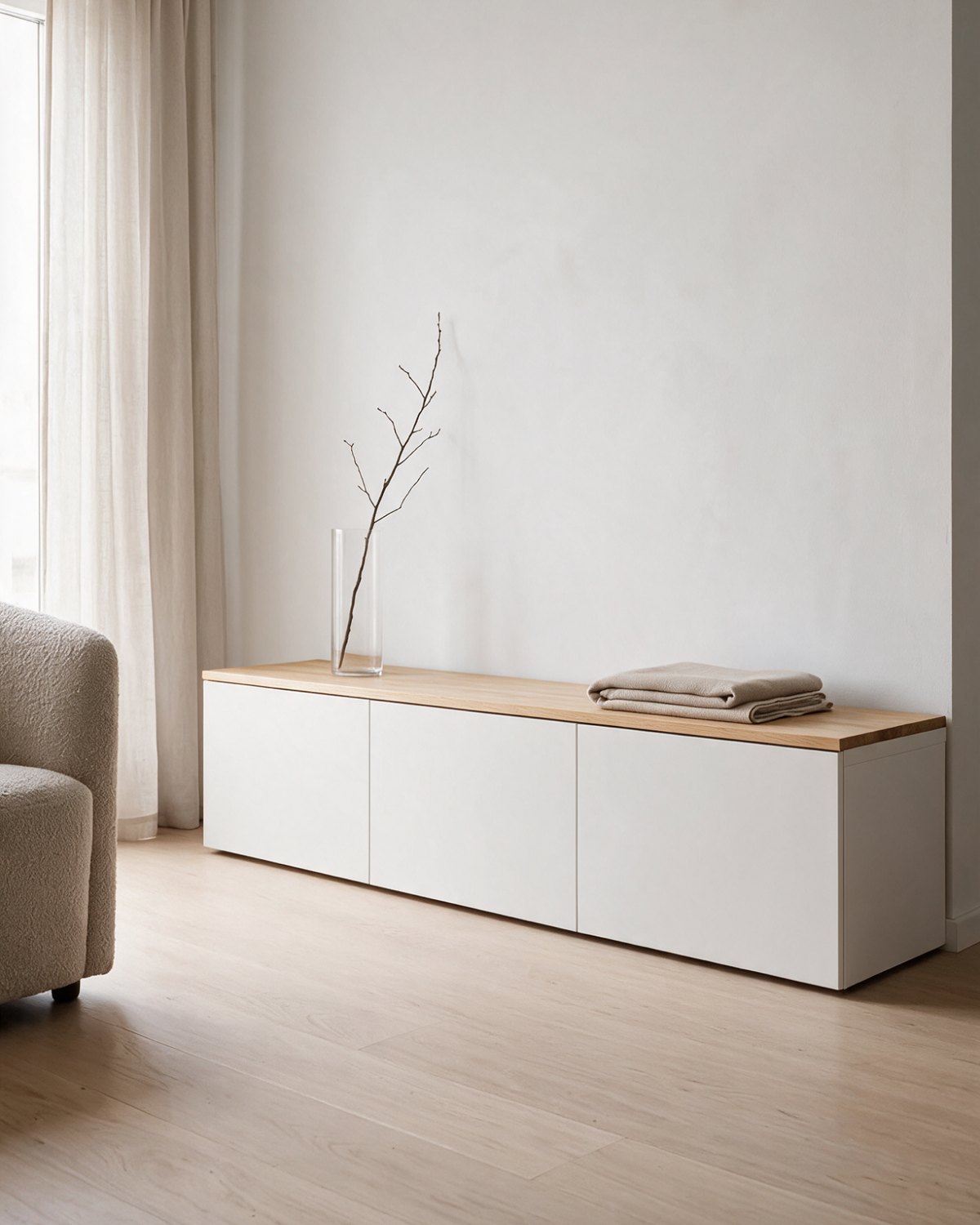 Massivholz-Deckplatte aus Eiche in White Oak (helle Eiche) auf einem IKEA BESTÅ Sideboard