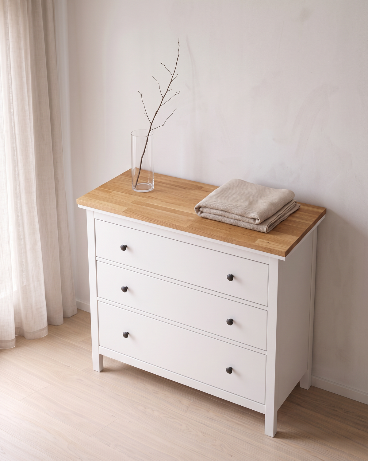 Massivholz-Deckplatte aus Eiche in Amber Oak (warmer Honigton) auf einem IKEA HEMNES Möbel