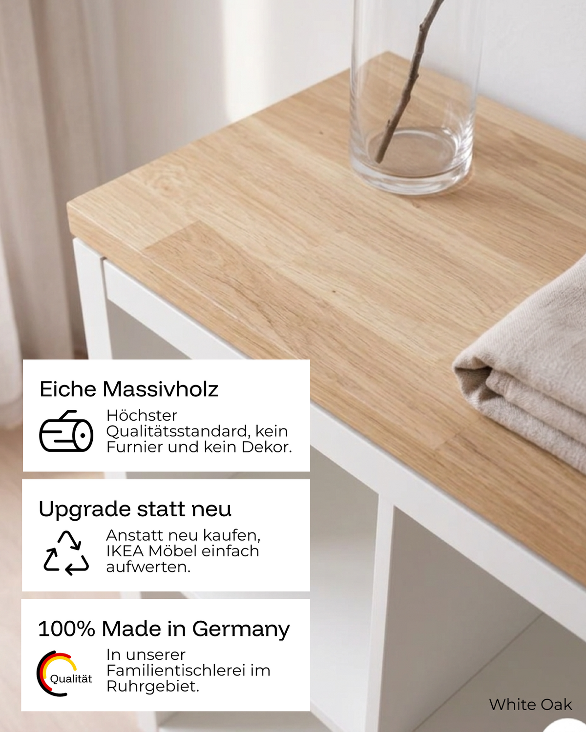 Nahaufnahme einer Massivholz-Deckplatte aus Eiche in Amber Oak mit Glasvase. Text im Bild: Eiche Massivholz – kein Furnier und kein Dekor. Upgrade statt neu – IKEA-Möbel aufwerten statt neu kaufen. 100 % Made in Germany – gefertigt in unserer Familientischlerei im Ruhrgebiet.