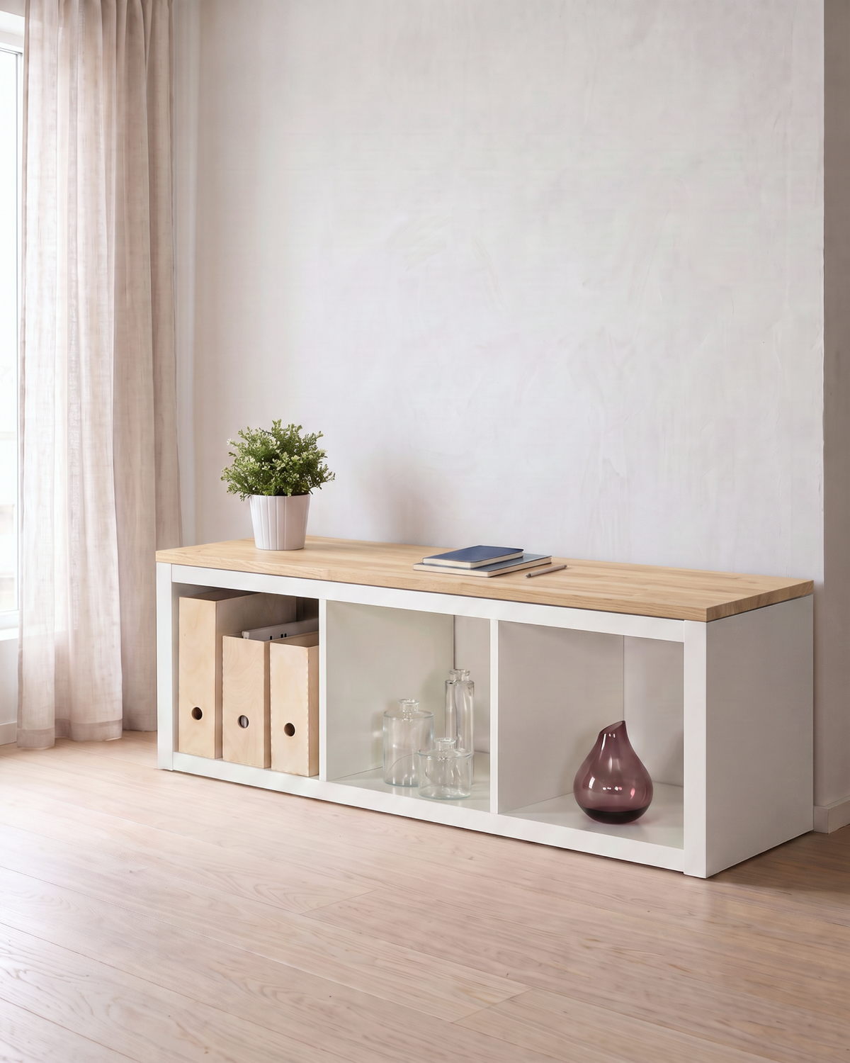 Massivholz-Deckplatte aus Eiche in White Oak (helle Eiche) auf einem weißen IKEA KALLAX Regal