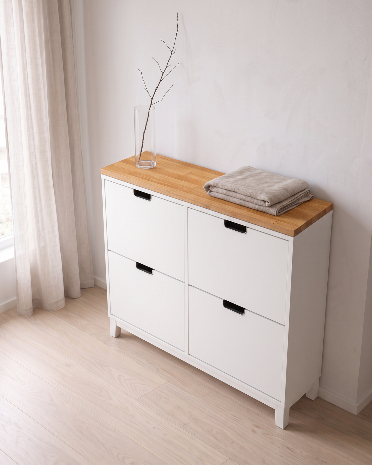 Massivholz-Deckplatte aus Eiche in Amber Oak (warmer Honigton) auf einem weißen IKEA STÄLL Schuhschrank mit Beinen