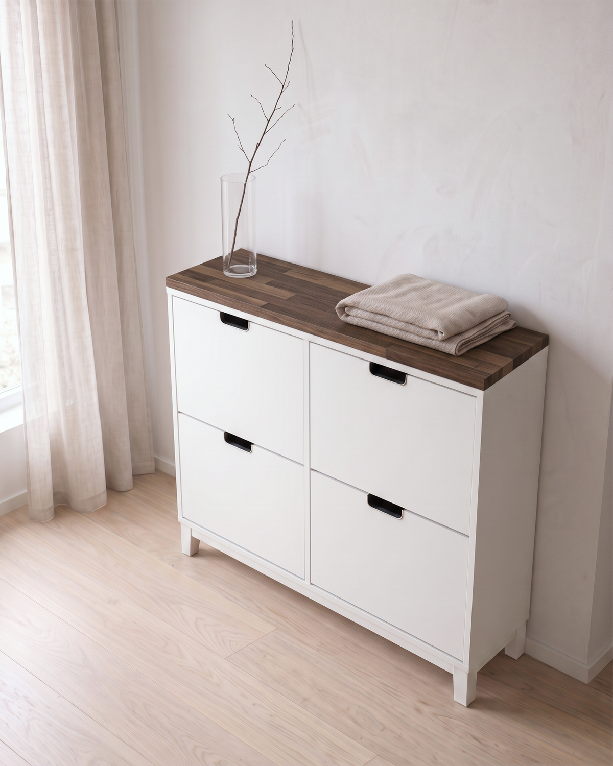 Massivholz-Deckplatte aus Eiche in Dark Oak (dunkles Braun) auf einem weißen IKEA STÄLL Schuhschrank