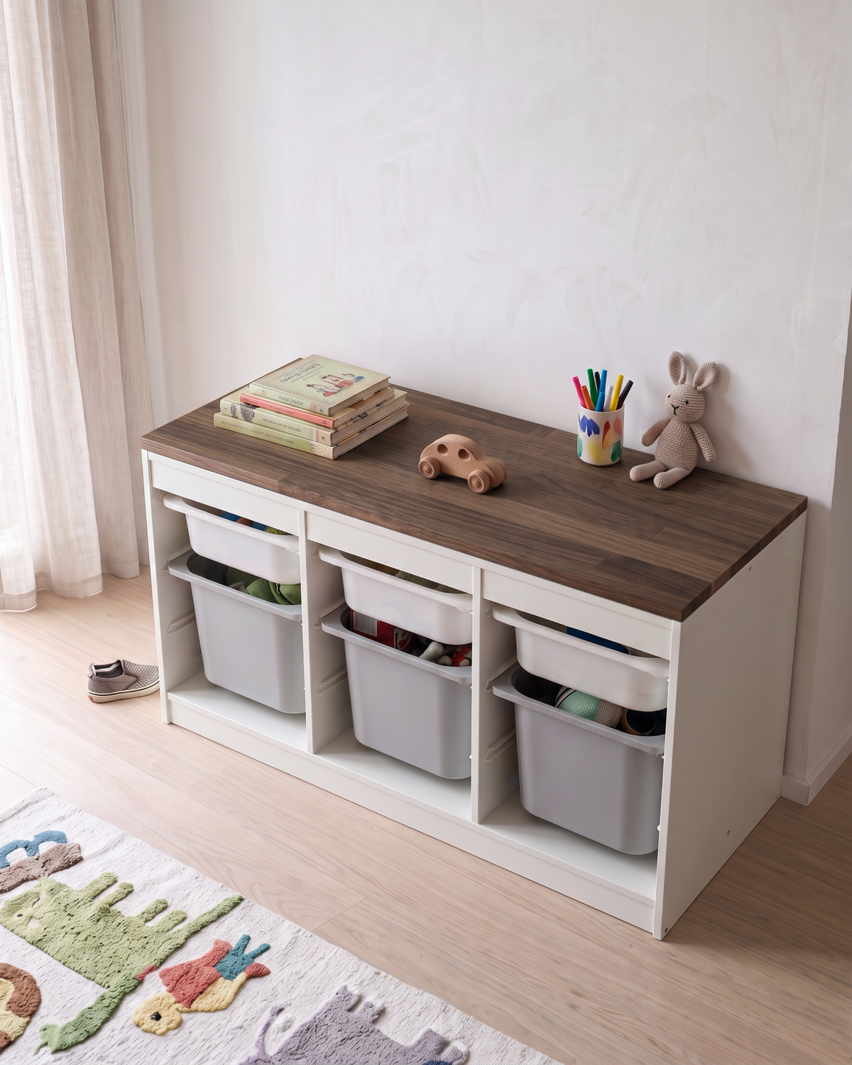 Massivholz-Deckplatte aus Eiche in Dark Oak (dunkles Braun) auf einem weißen IKEA TROFAST Aufbewahrungsregal