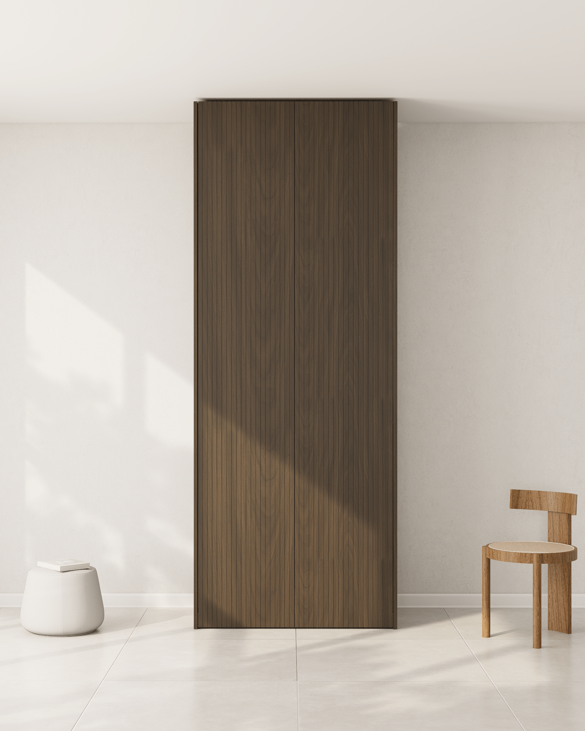 Maßgefertigte PAX Tür aus dunkelbraunem Echtholzfurnier mit vertikalen Rillen.