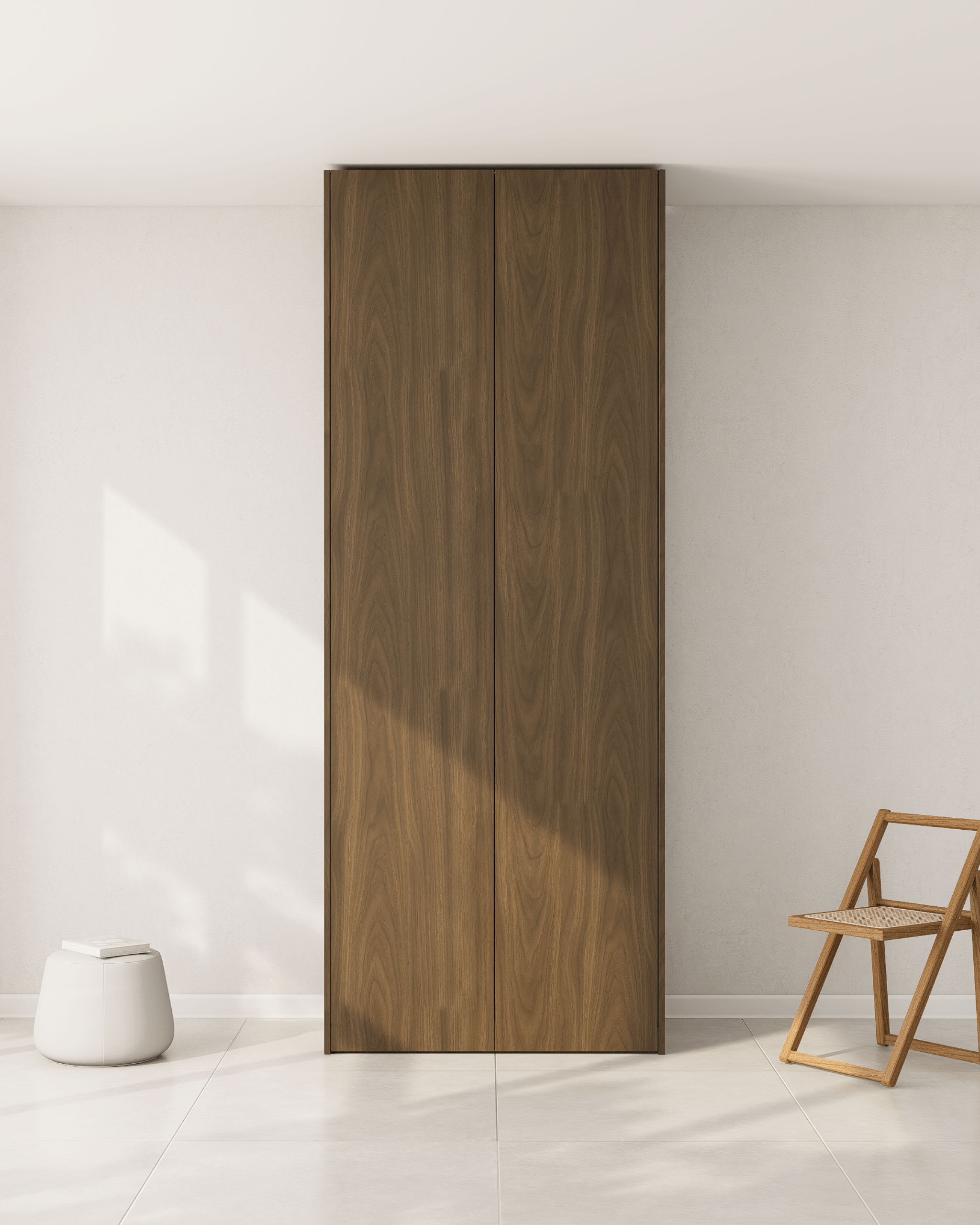 Zwei maßgefertigte PAX Schranktüren aus dunklem Echtholzfurnier in einem hellen Raum.