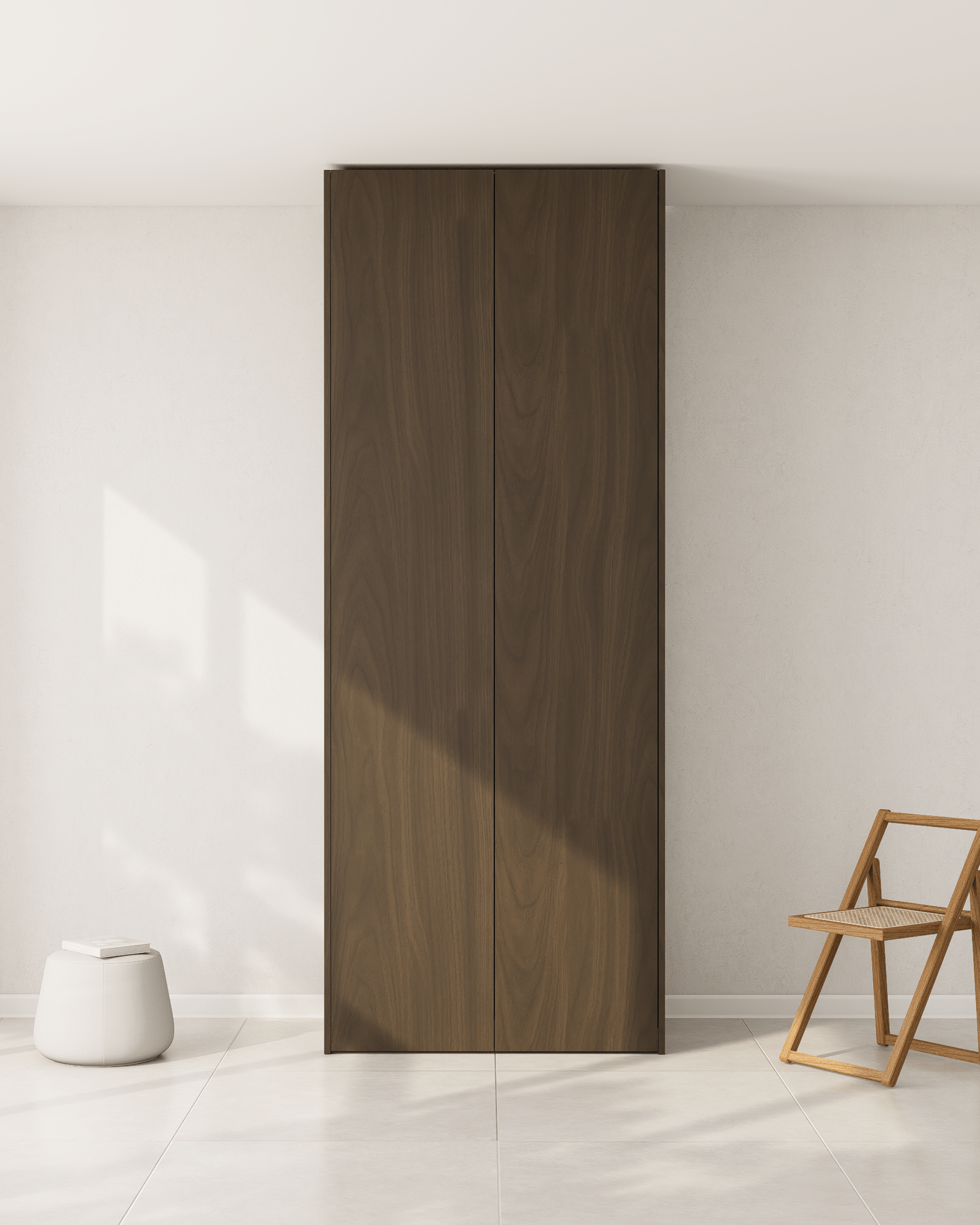 Maßgefertigte PAX Schranktür aus dunkelbraunem Echtholzfurnier mit natürlicher Maserung.