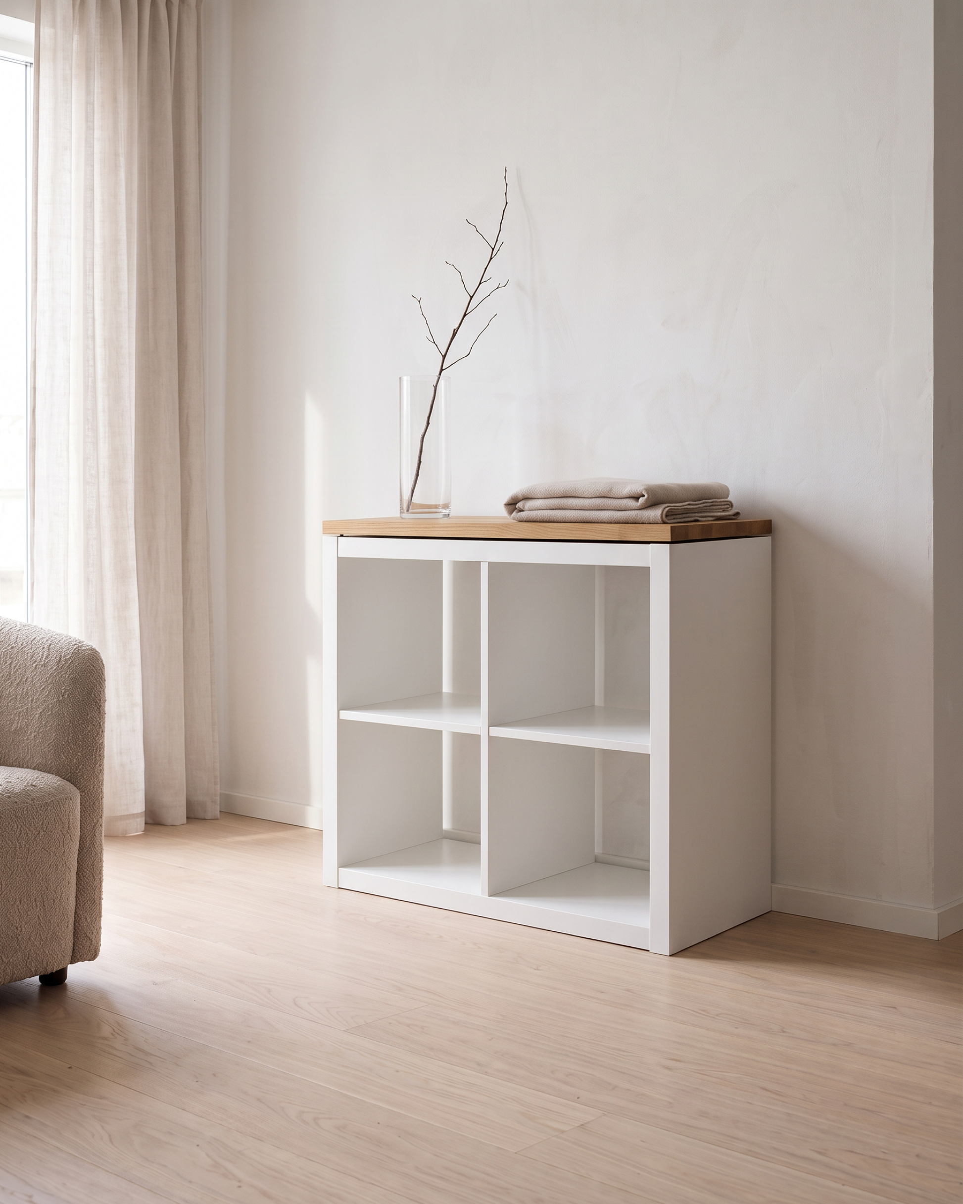 Holzplatte aus Eiche auf IKEA KALLAX Regal mit zwei Fächern Breite im Wohnzimmer