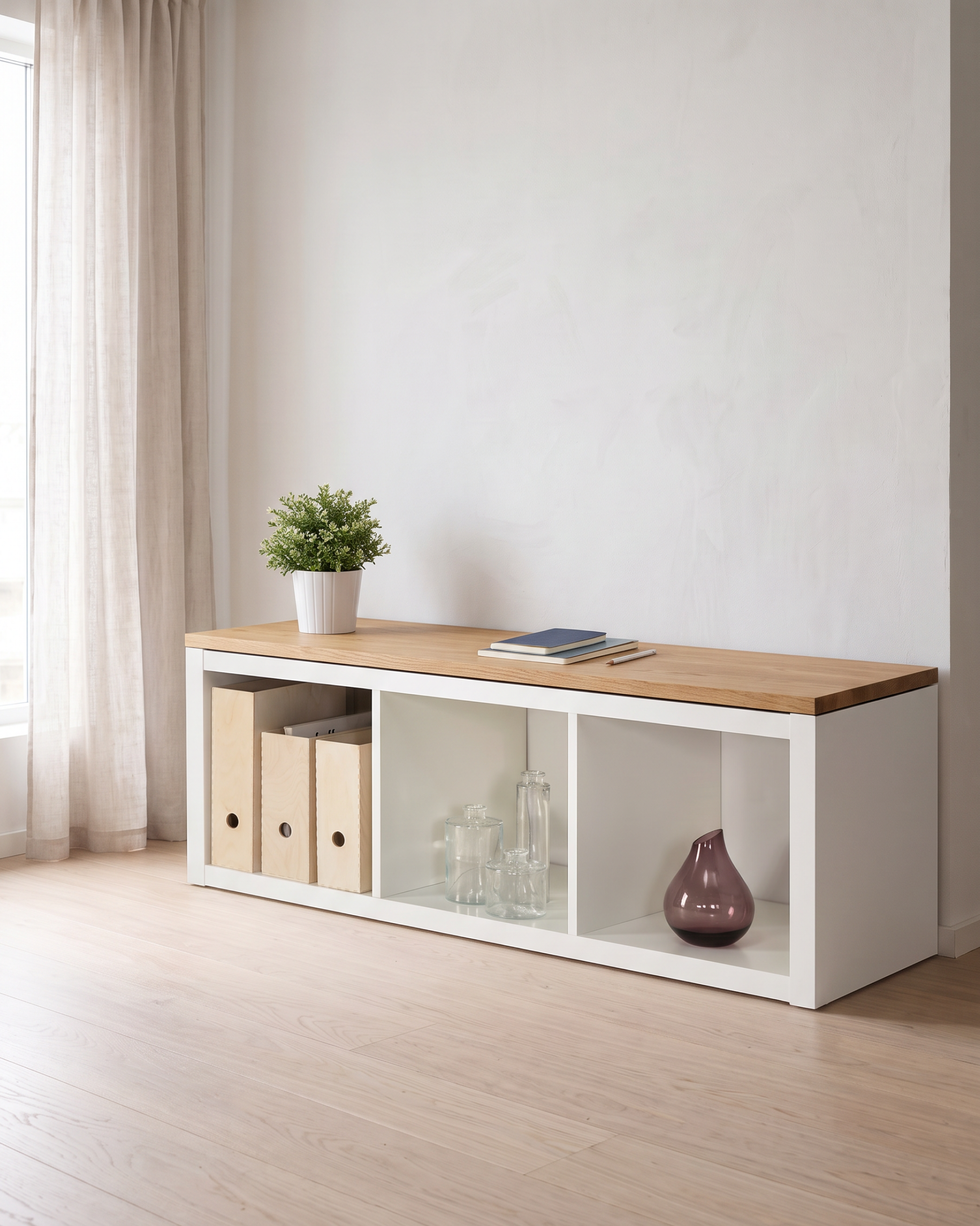 Holzplatte aus Eiche auf quer aufgestelltem IKEA KALLAX Regal als niedriges Sideboard