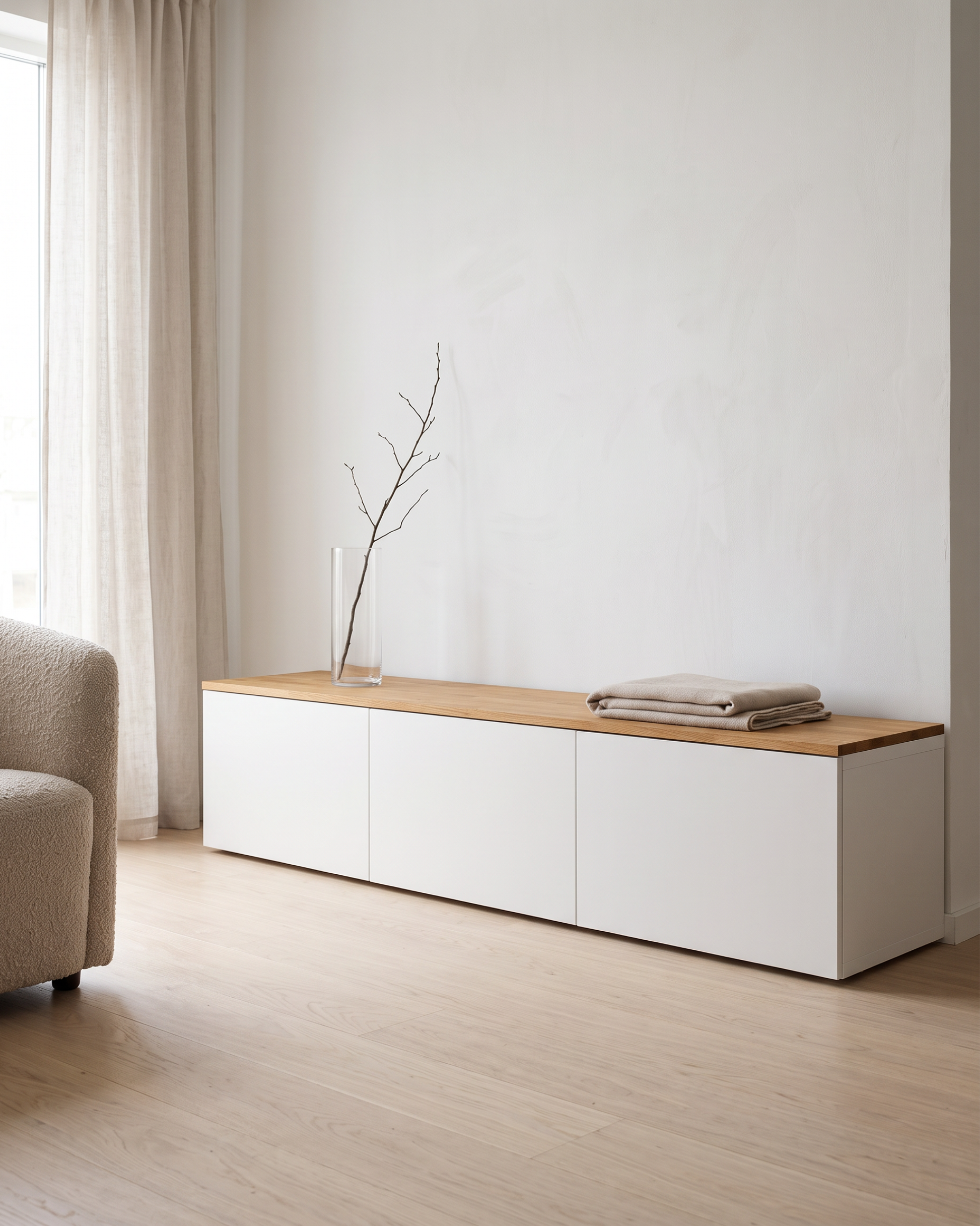 Holzplatte aus Eiche auf IKEA BESTÅ Sideboard mit drei Klappen im Wohnzimmer