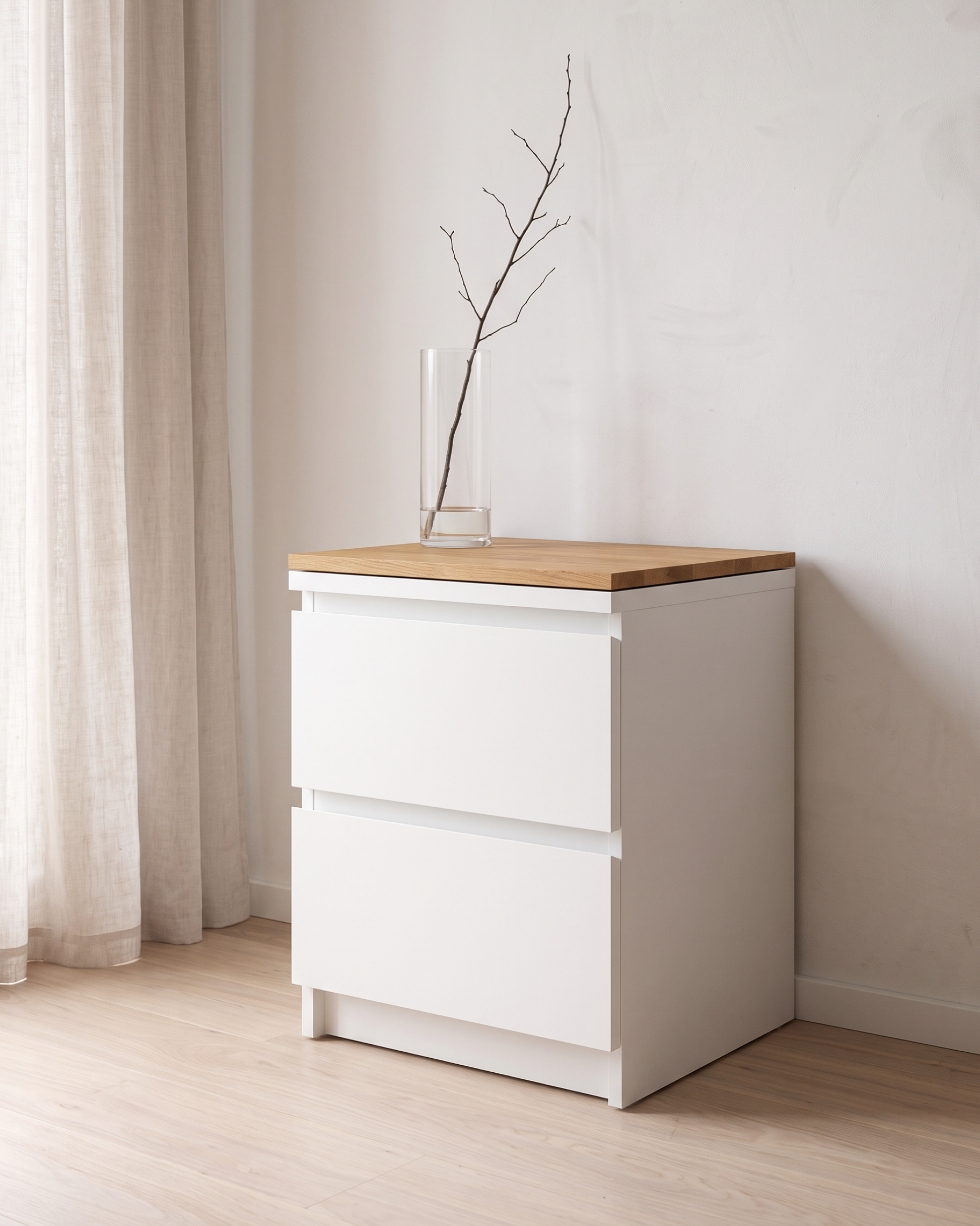 Holzplatte aus Eiche auf IKEA MALM Nachttisch mit zwei Schubladen im Schlafzimmer