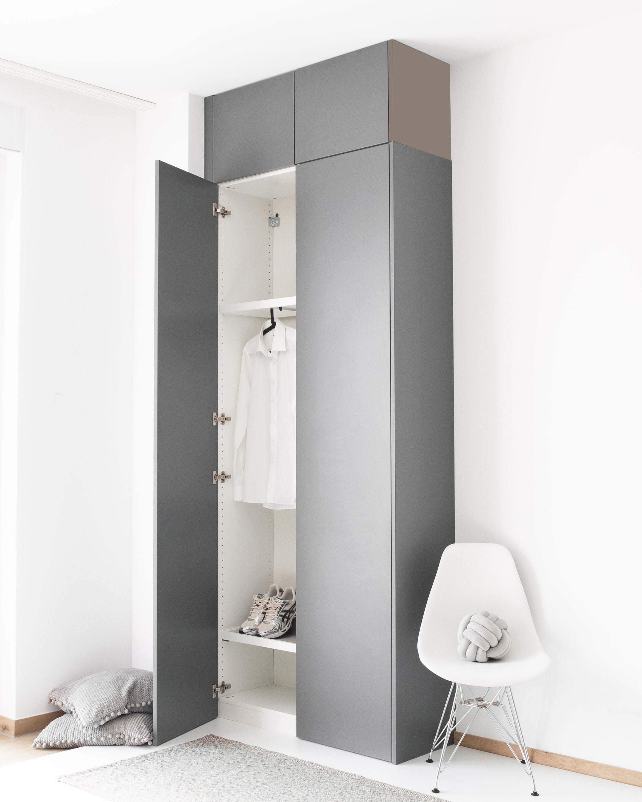 Graue PAX Aufsatzschrank-Außenseite für eine nahtlose, deckenhohe Schrankoptik.