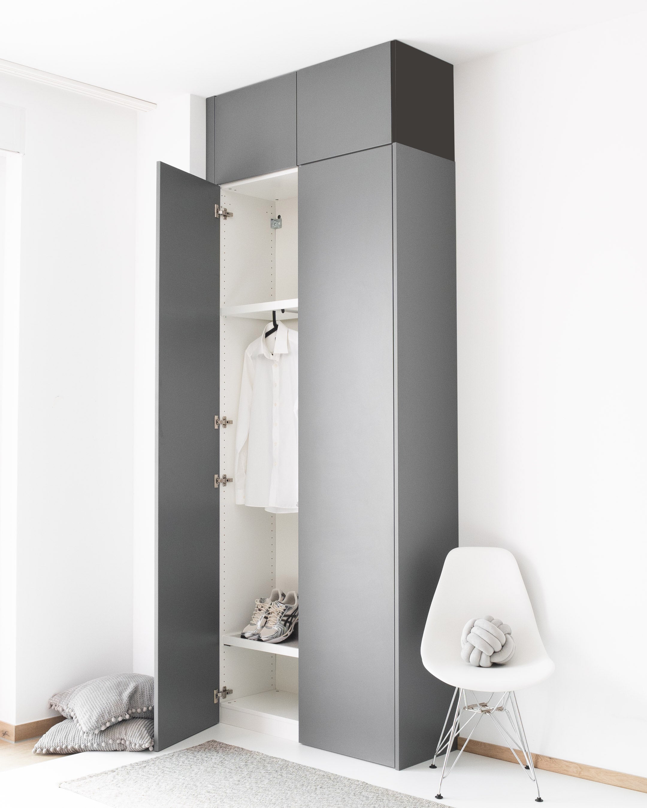 Dunkelgraue PAX Aufsatzschrank-Außenseiten in matter Optik für ein integriertes Schrankdesign.