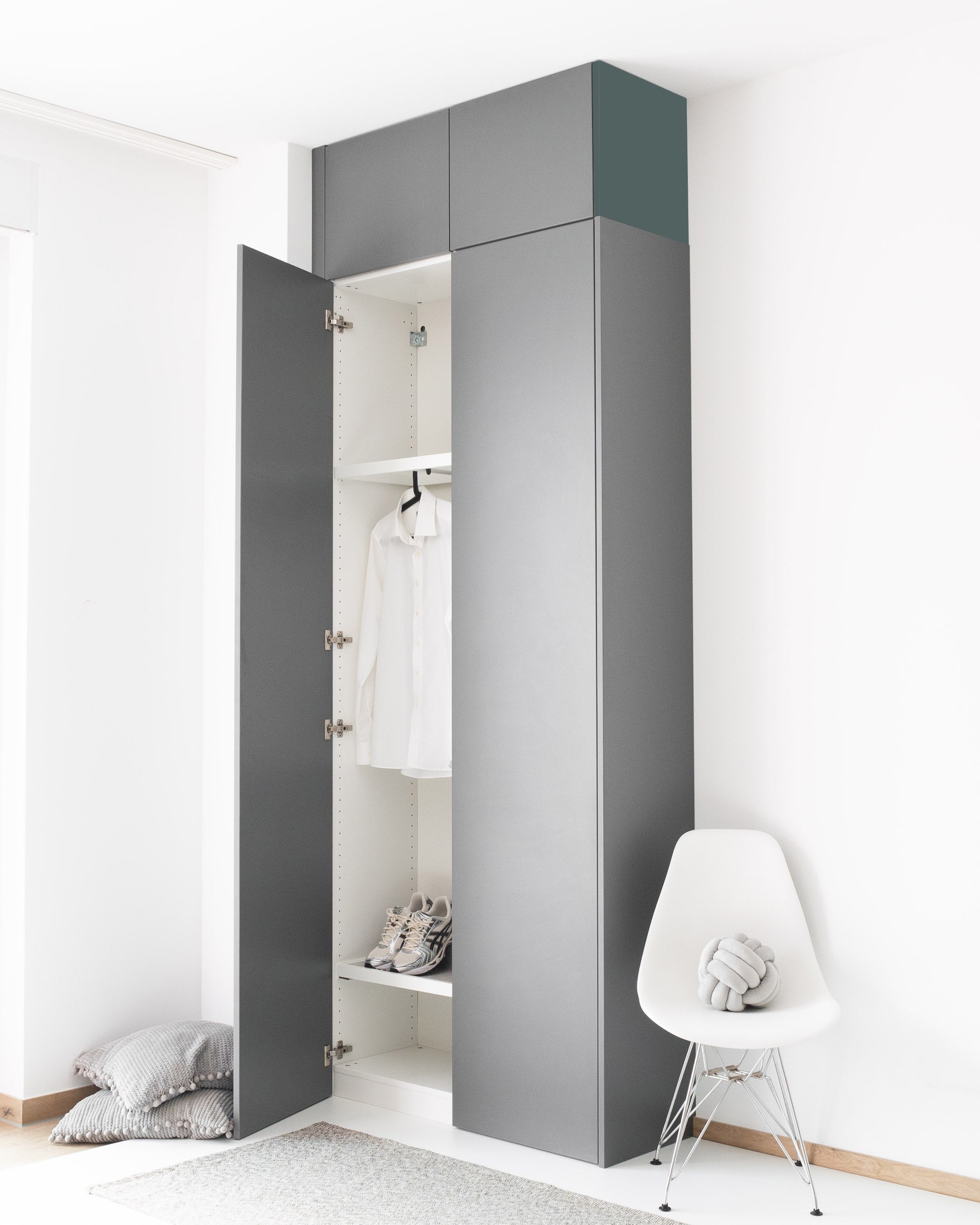 Dunkelgraue PAX Aufsatzschrank-Außenseite für eine nahtlose, deckenhohe Schrankoptik.