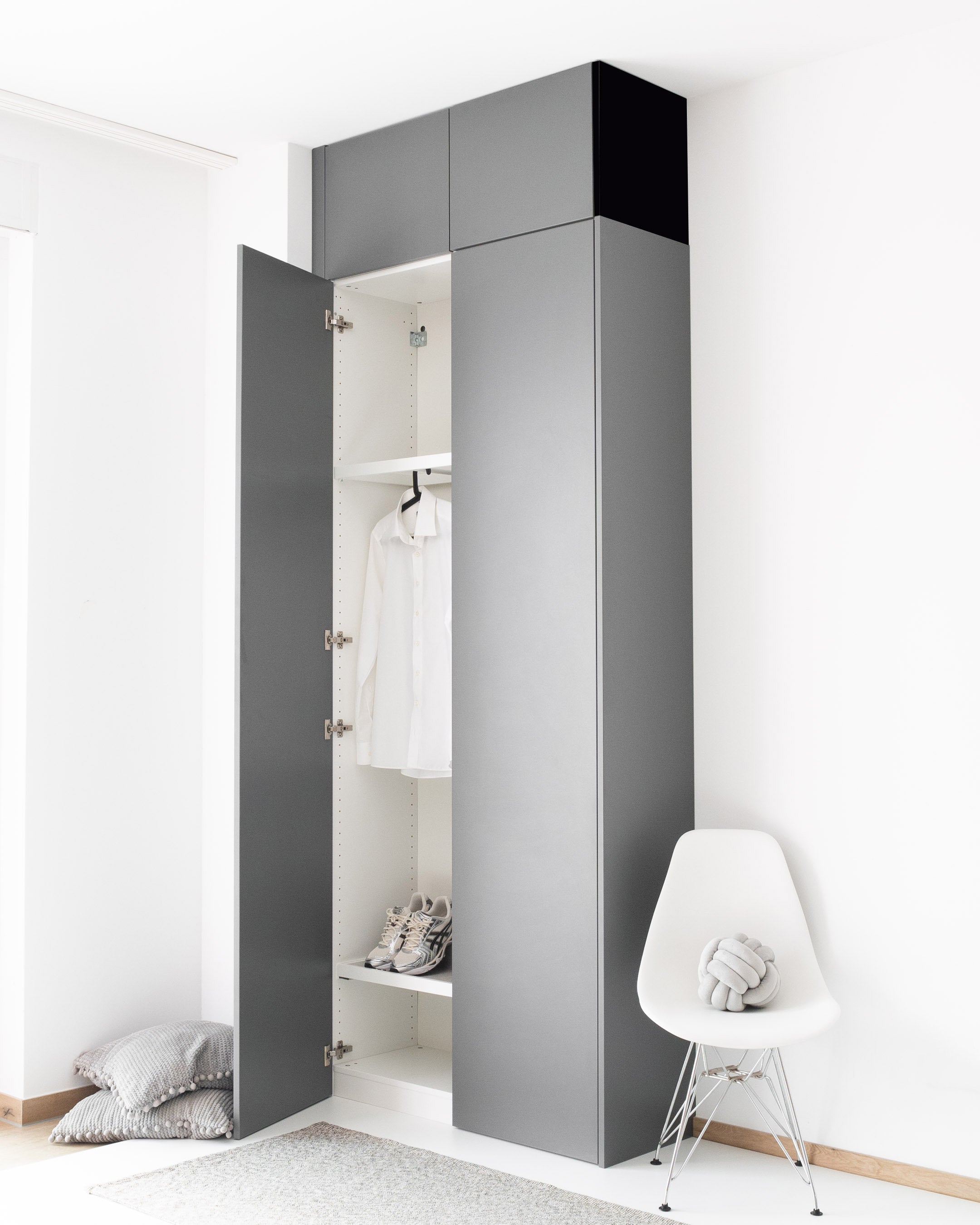 Graue PAX Aufsatzschrank-Außenseiten in matter Optik für ein deckenhohes Schranksystem.