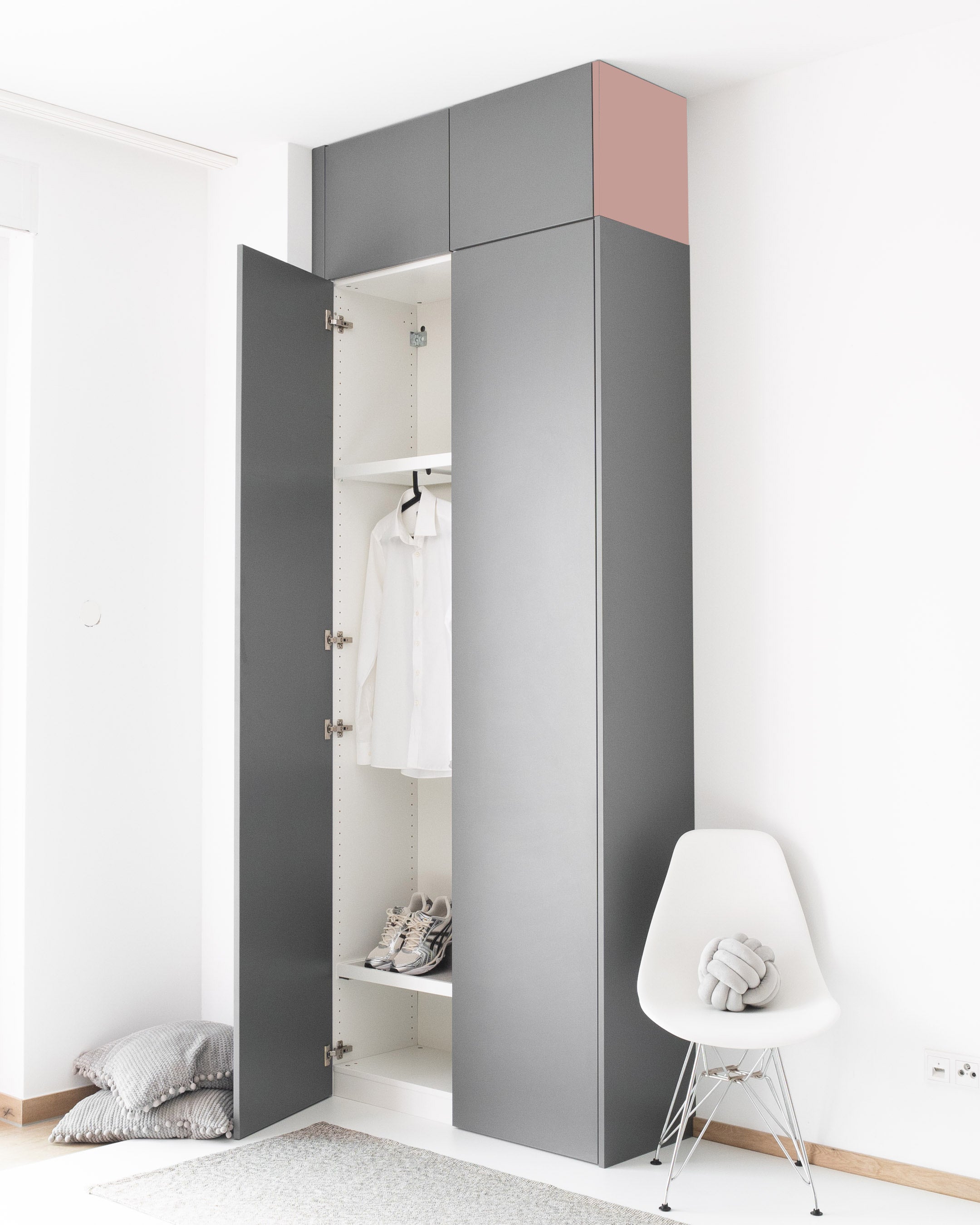 Graue PAX Aufsatzschrank-Außenseiten in matter Aurora Pure Optik für ein IKEA PAX System.