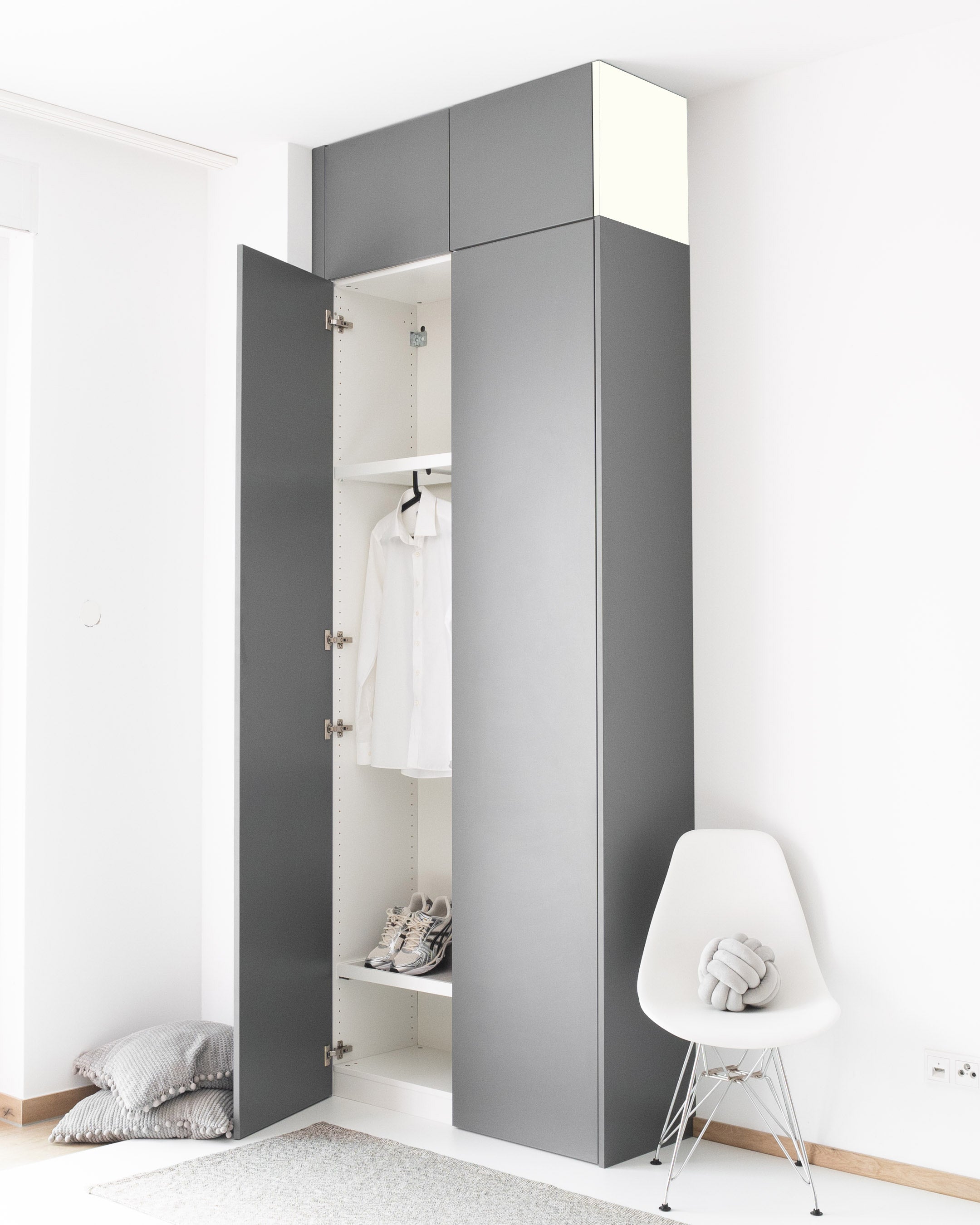 Graue PAX Aufsatzschrank-Außenseiten in matter Aurora Pure Optik für ein IKEA PAX System.