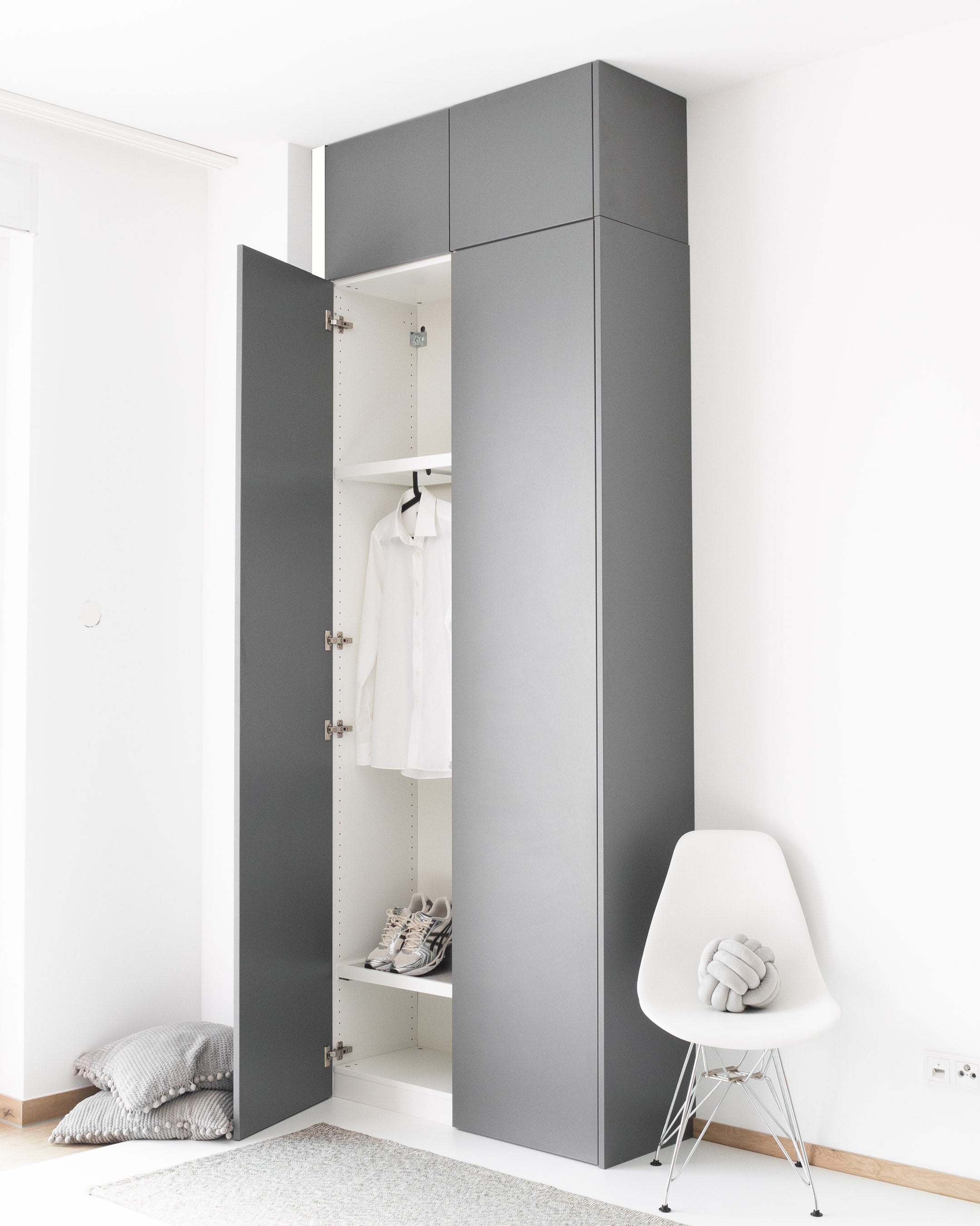 Graue Wandblende für PAX Schränke in matter Optik zur seitlichen Lückenfüllung.