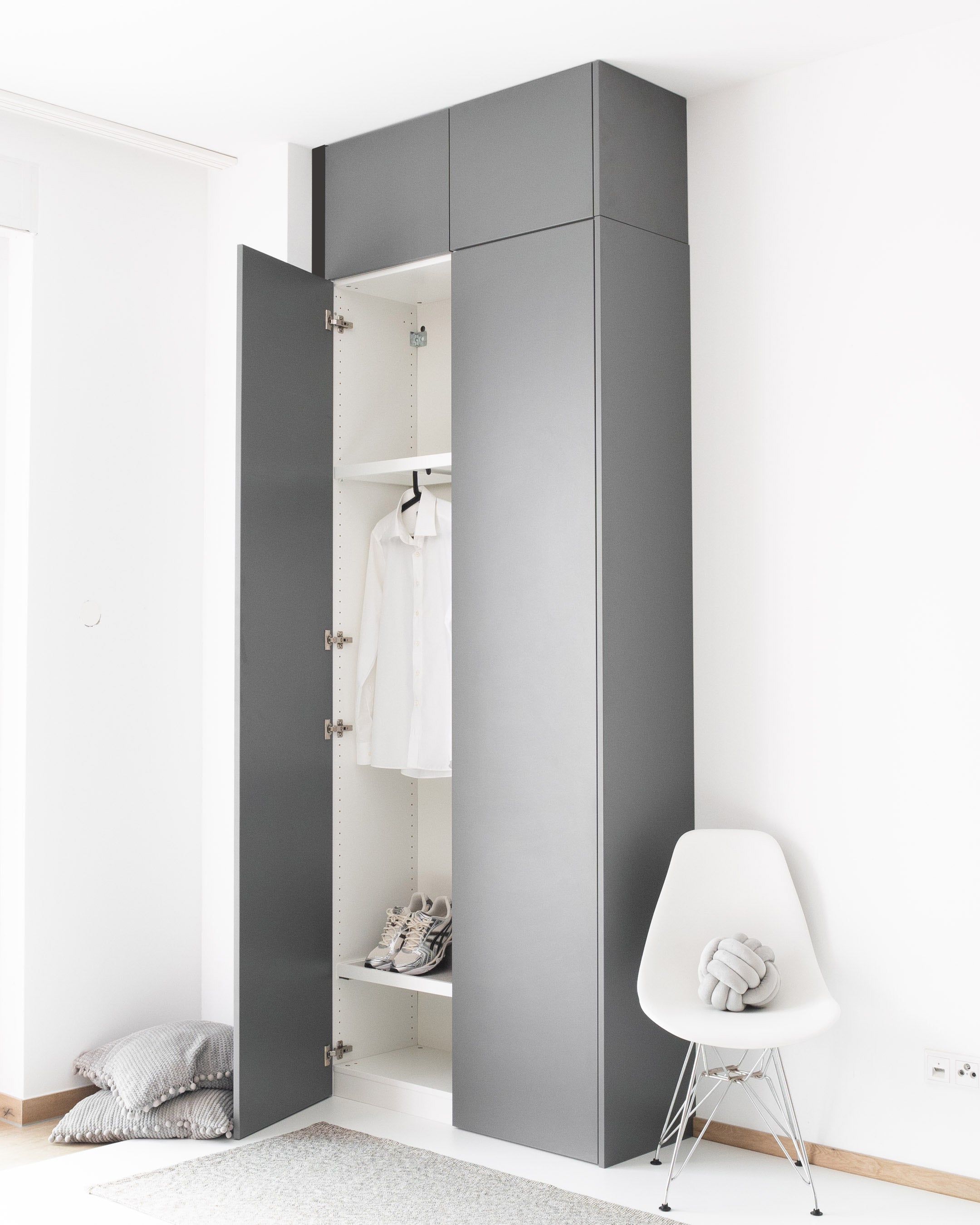 Graue Wandblende für einen PAX Schrank in matter Aurora Pure Optik.