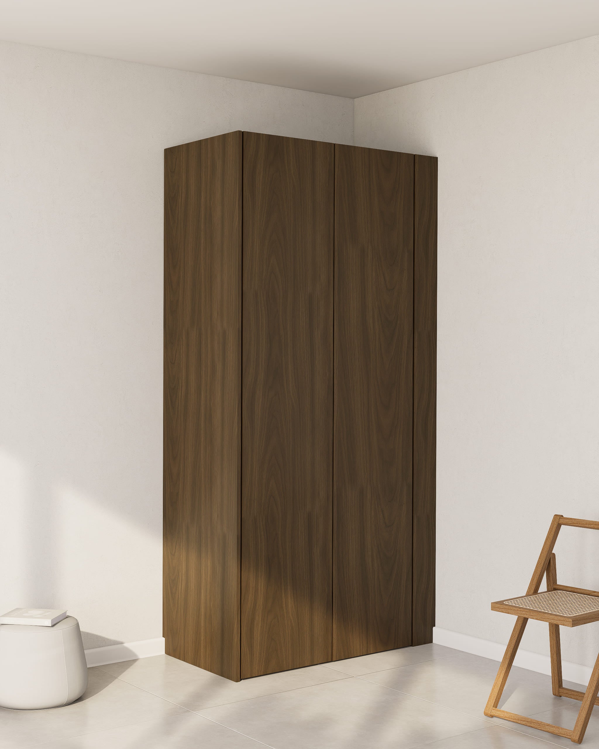 Eine dunkelbraune Wandblende aus Echtholzfurnier, die seitlich an einem PAX Schrank montiert ist.