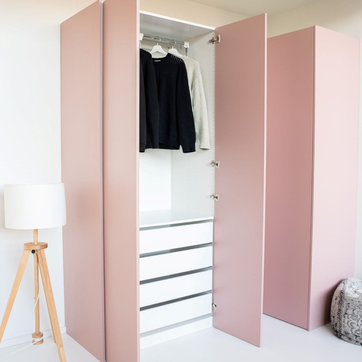 Ein Kleiderlift für IKEA PAX Schränke, der Kleidung mühelos nach unten absenkt.