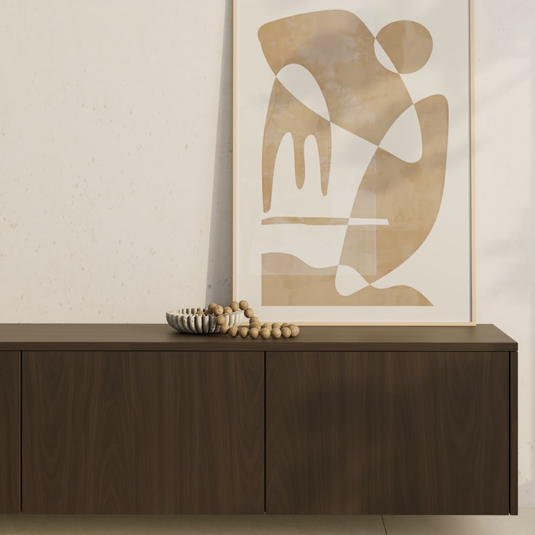 Ein dunkles Sideboard mit Echtholzfurnier, dekoriert mit einer Schale und einer abstrakten Grafik.