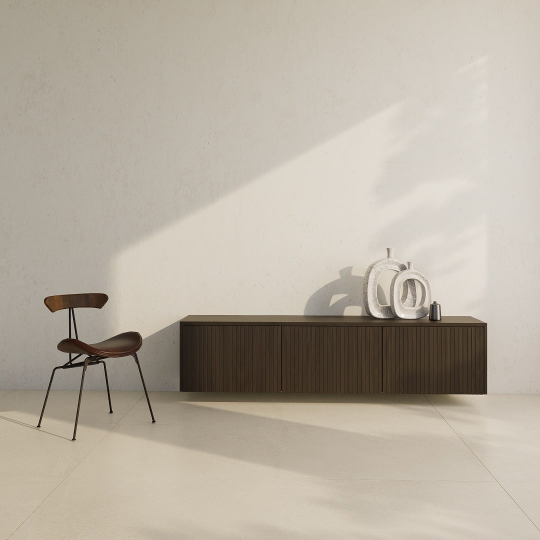 Ein wandhängendes Besta-Sideboard mit geriffelten Fronten aus dunklem Echtholzfurnier.