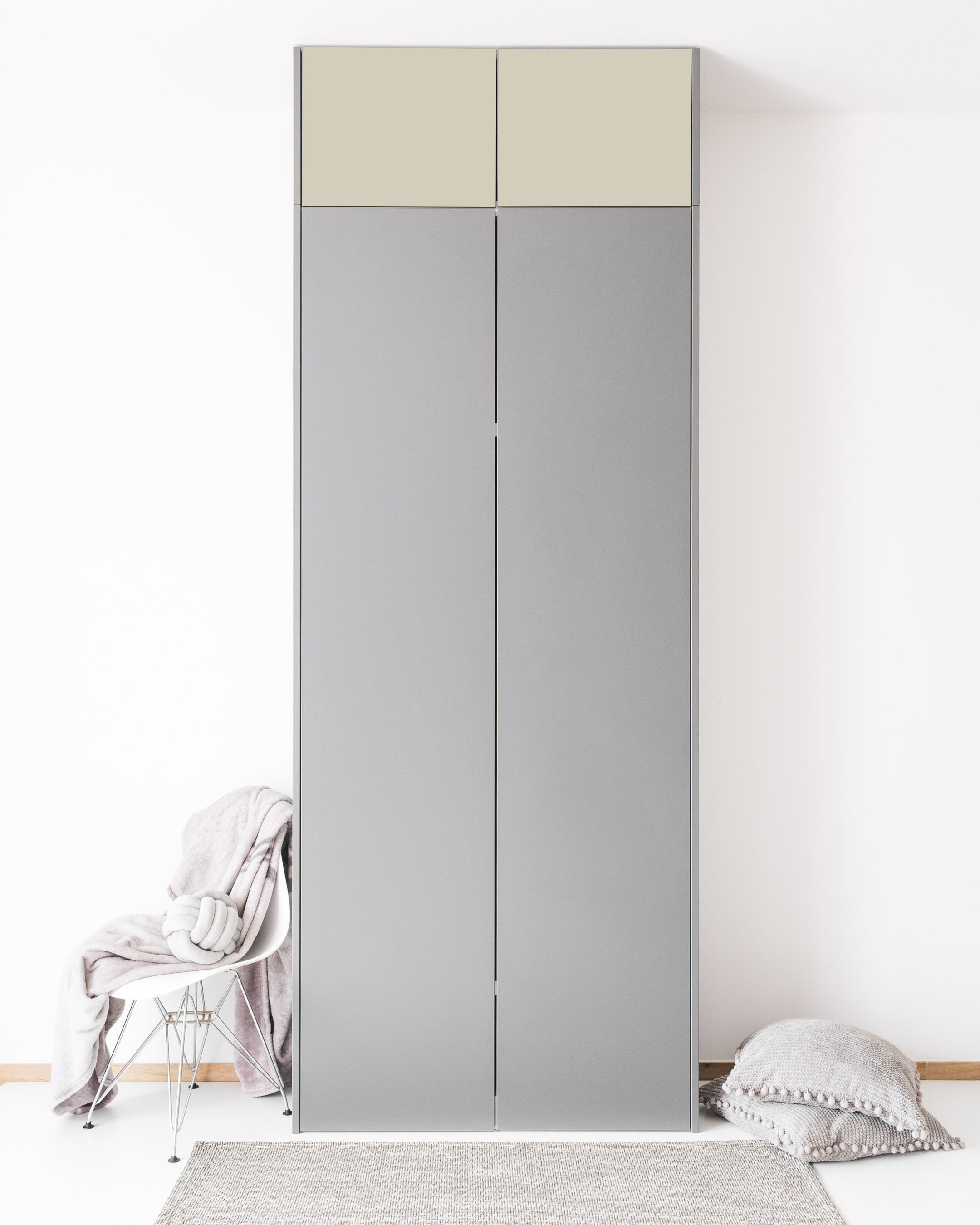 Zwei graue PAX Aufsatzschranktüren in der Oberfläche Aurora Pure vor einer weißen Wand.