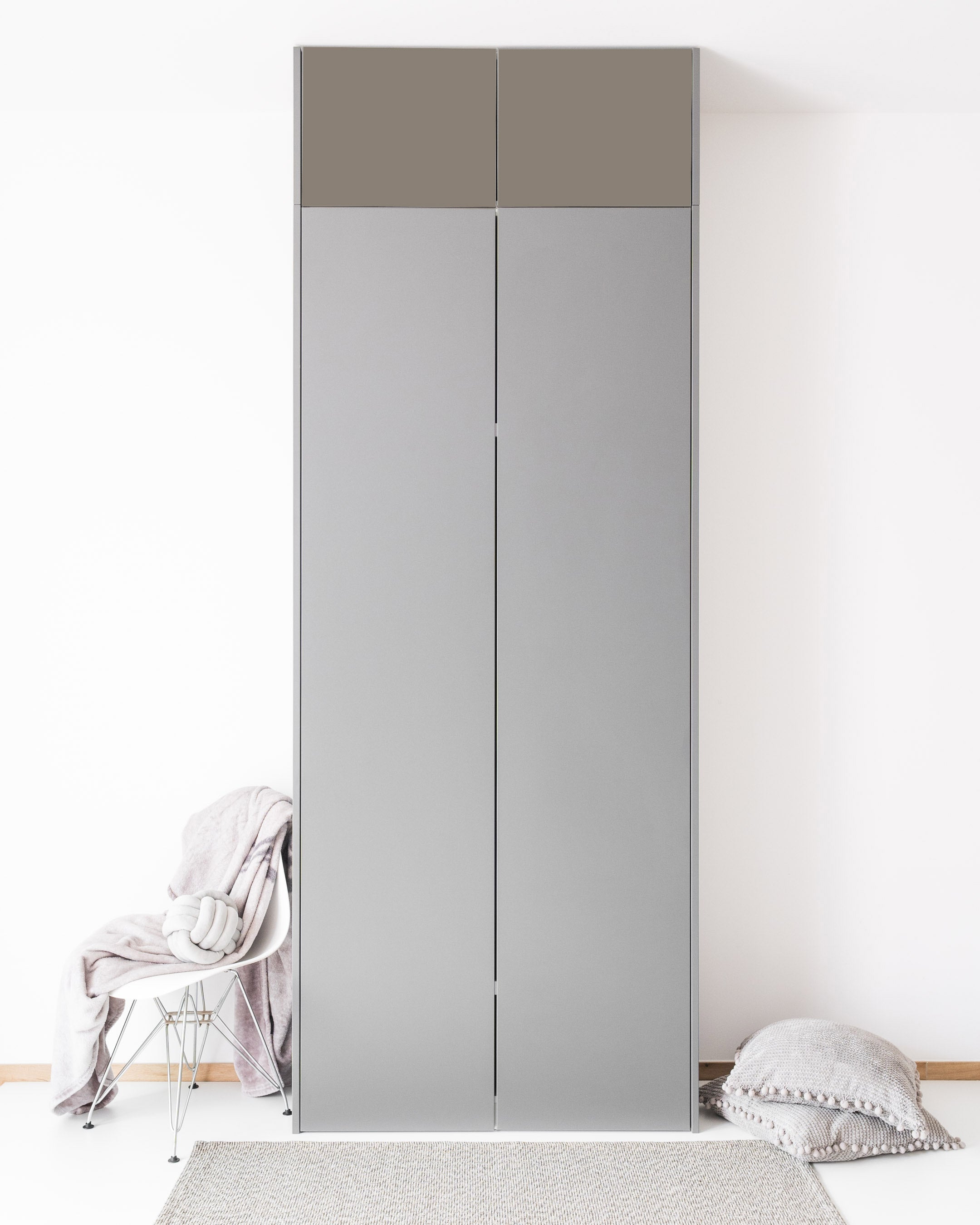 Graue, ultramatte PAX Aufsatzschranktüren im minimalistischen Design.