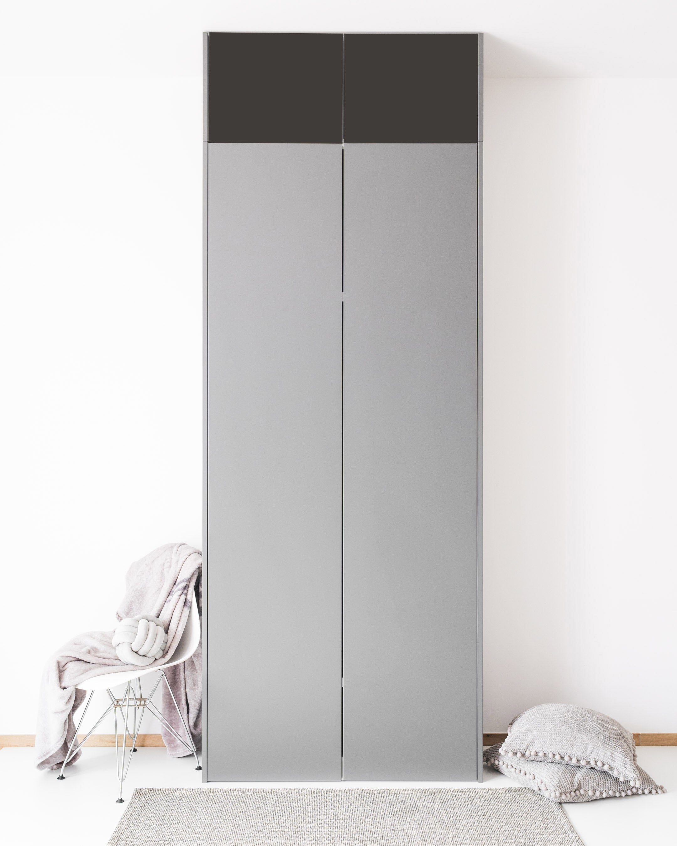 Zwei graue, ultramatte Schranktüren für einen PAX Aufsatzschrank in einer hellen Umgebung.