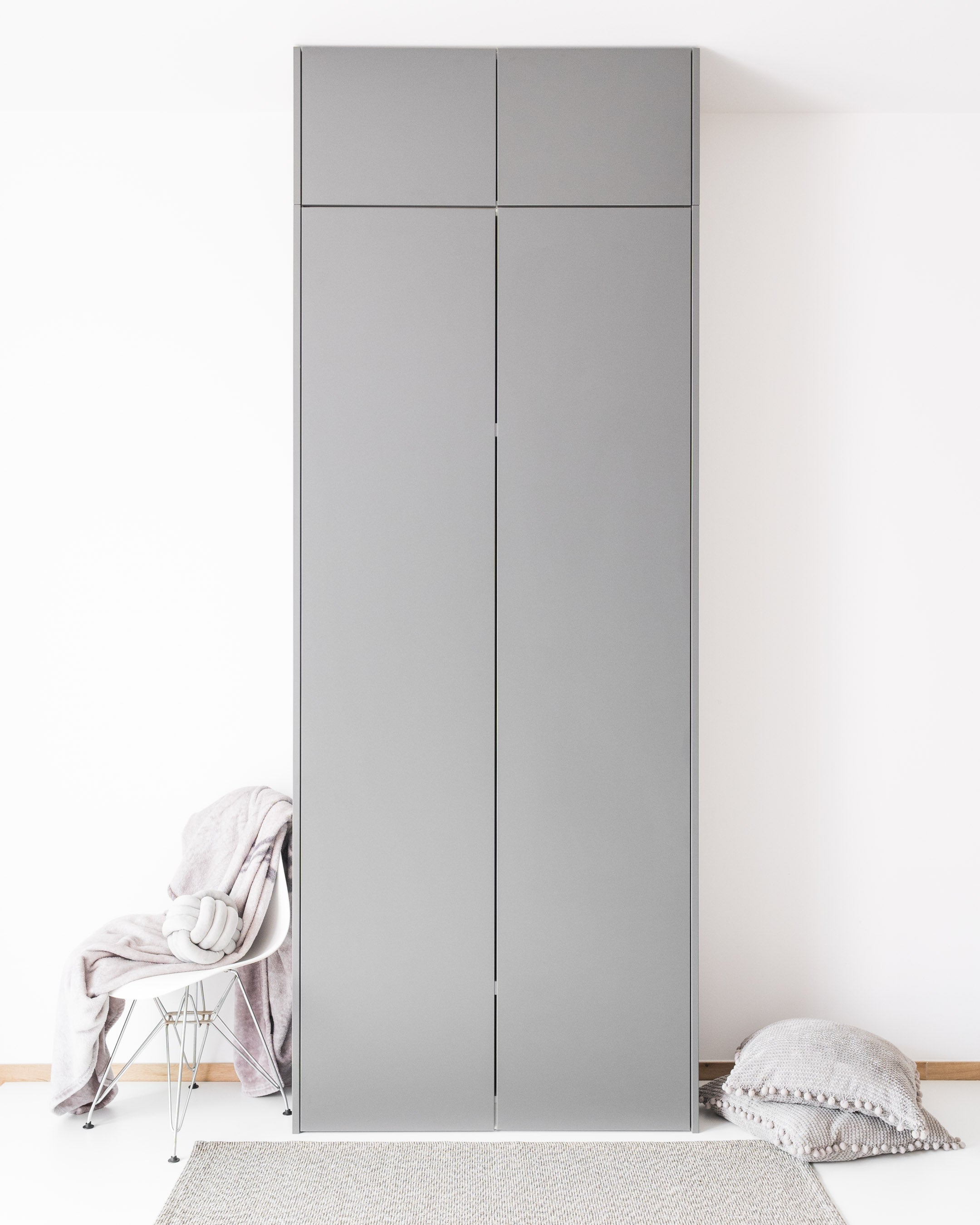 Grauer Aufsatzschrank für PAX Kleiderschränke in modernem, minimalistischem Design.