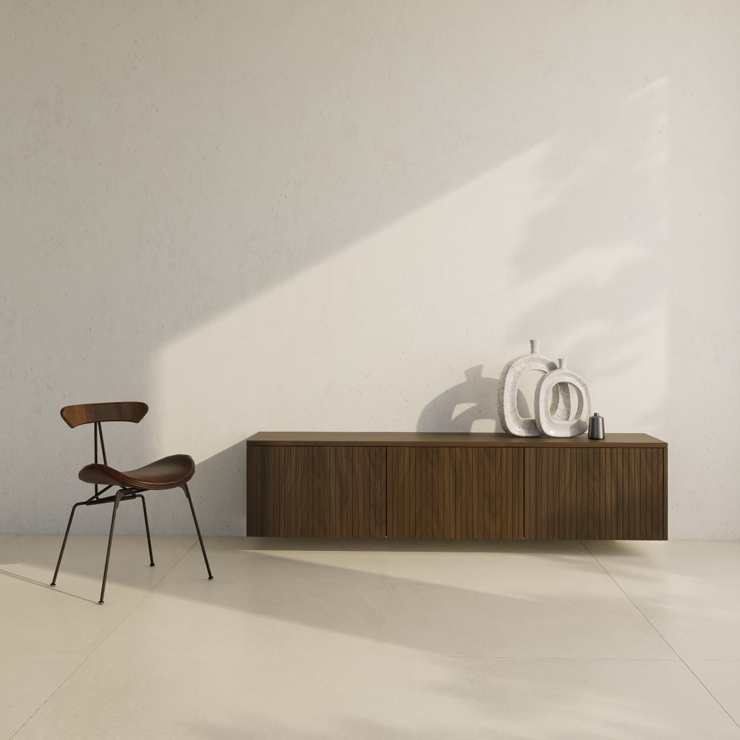 Ein wandhängendes Besta-Sideboard mit gerillten Fronten aus dunklem Echtholzfurnier.