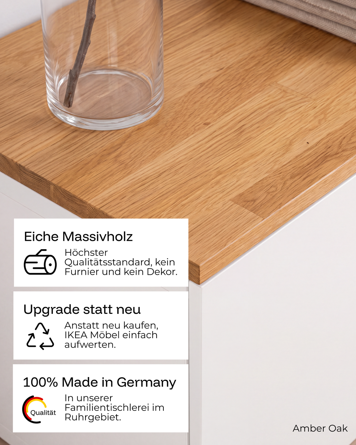 Nahaufnahme einer Massivholz-Deckplatte aus Eiche in Amber Oak mit Glasvase. Text im Bild: Eiche Massivholz – kein Furnier und kein Dekor. Upgrade statt neu – IKEA-Möbel aufwerten statt neu kaufen. 100 % Made in Germany – gefertigt in unserer Familientischlerei im Ruhrgebiet.