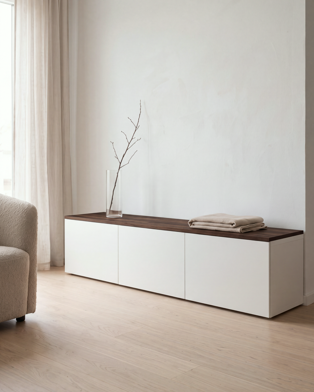 Massivholz-Deckplatte aus Eiche in Dark Oak (dunkles Braun) auf einem IKEA BESTÅ Sideboard