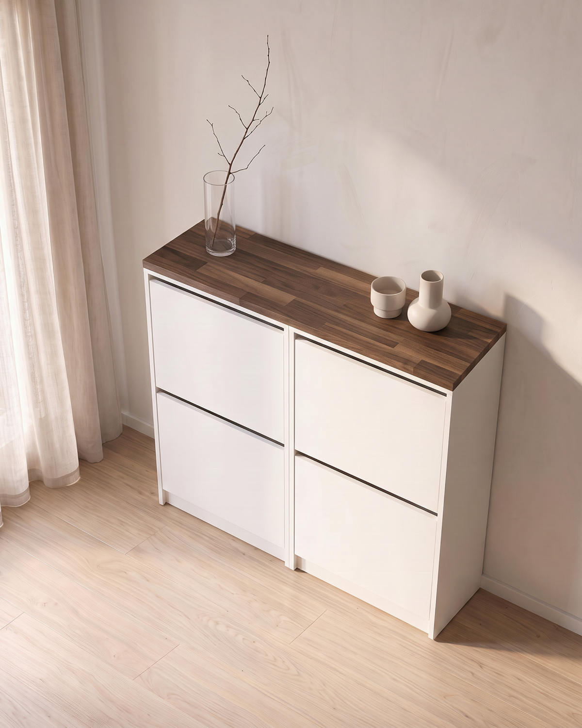 Massivholz-Deckplatte aus Eiche in Dark Oak (dunkles Braun) auf einem IKEA BISSA Schuhschrank