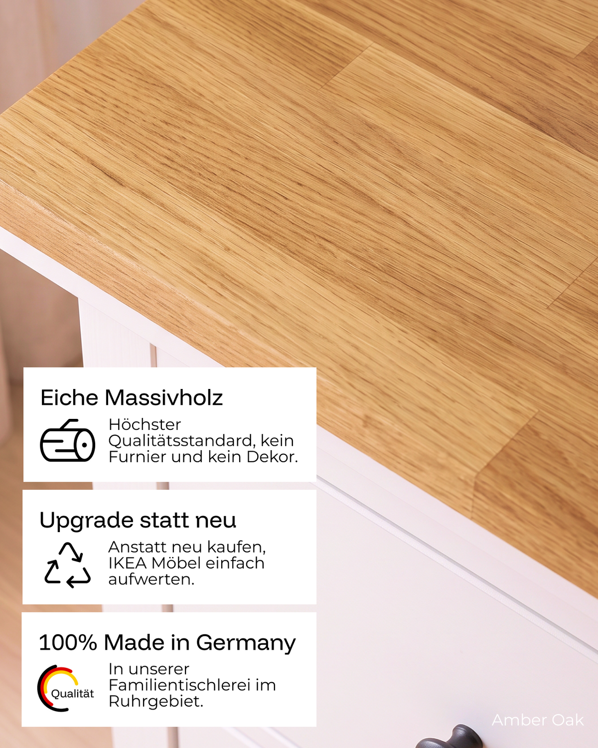 Nahaufnahme einer Massivholz-Deckplatte aus Eiche in Amber Oak mit Glasvase. Text im Bild: Eiche Massivholz – kein Furnier und kein Dekor. Upgrade statt neu – IKEA-Möbel aufwerten statt neu kaufen. 100 % Made in Germany – gefertigt in unserer Familientischlerei im Ruhrgebiet.