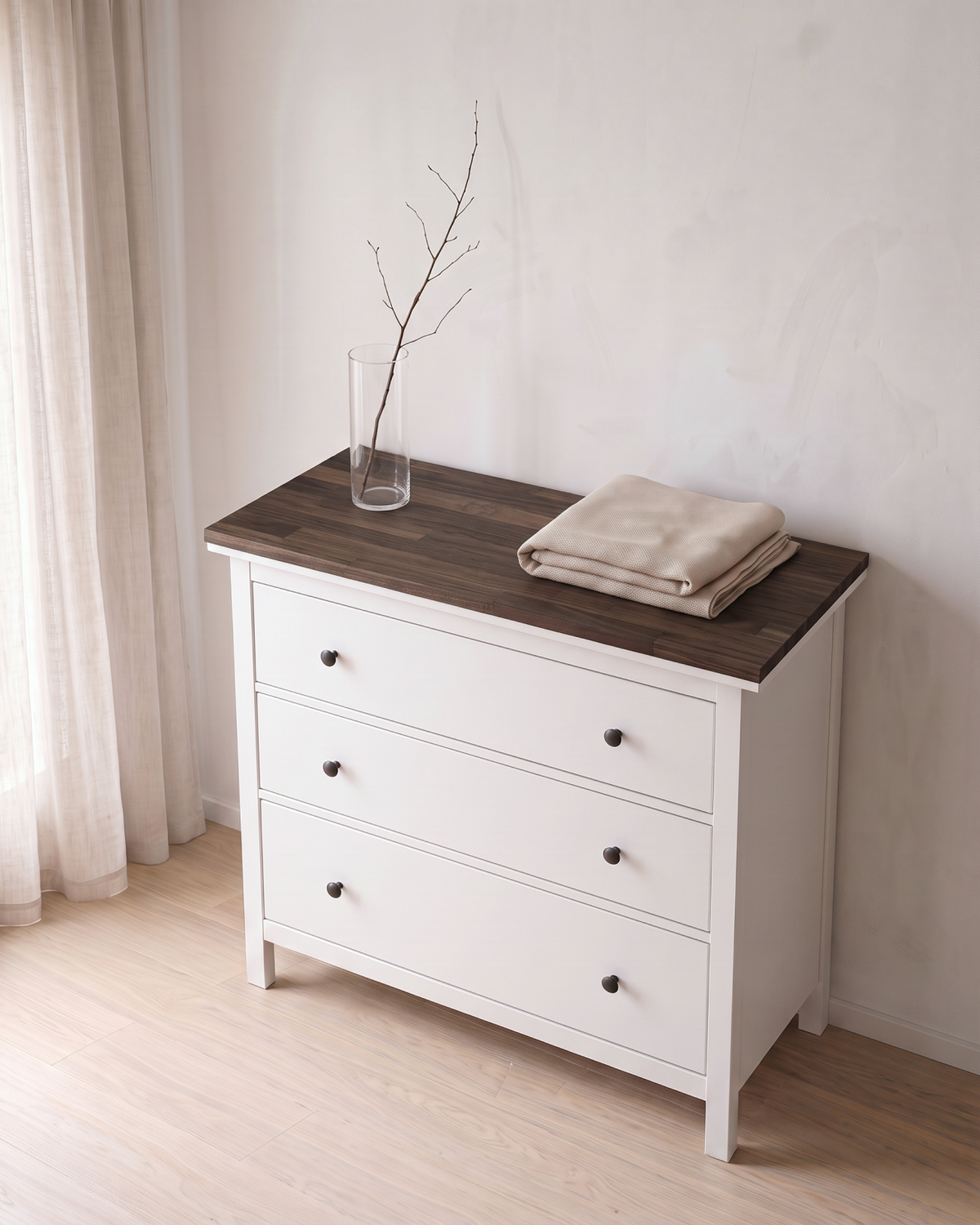 Massivholz-Deckplatte aus Eiche in Dark Oak (dunkles Braun) auf einem IKEA HEMNES Möbel