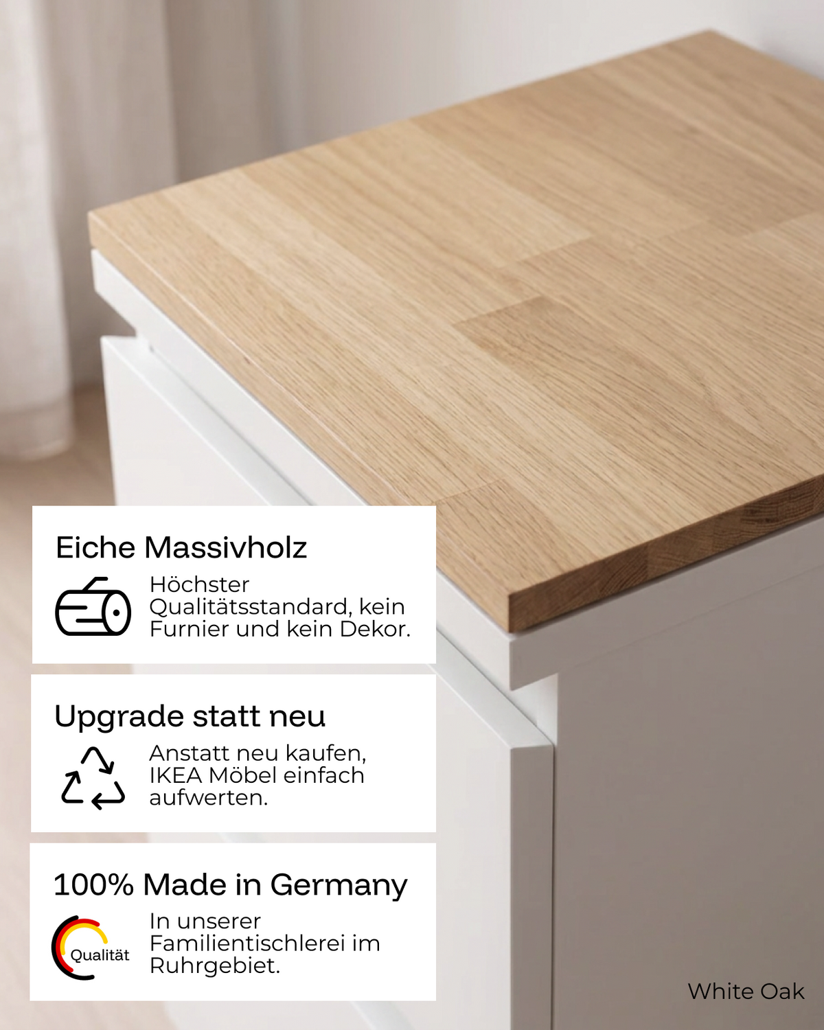 Nahaufnahme einer Massivholz-Deckplatte aus Eiche in Amber Oak mit Glasvase. Text im Bild: Eiche Massivholz – kein Furnier und kein Dekor. Upgrade statt neu – IKEA-Möbel aufwerten statt neu kaufen. 100 % Made in Germany – gefertigt in unserer Familientischlerei im Ruhrgebiet.