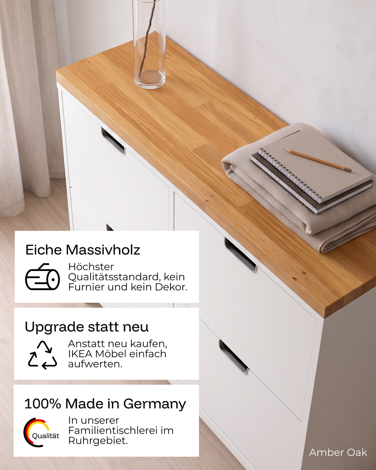 Nahaufnahme einer Massivholz-Deckplatte aus Eiche in Amber Oak mit Glasvase. Text im Bild: Eiche Massivholz – kein Furnier und kein Dekor. Upgrade statt neu – IKEA-Möbel aufwerten statt neu kaufen. 100 % Made in Germany – gefertigt in unserer Familientischlerei im Ruhrgebiet.