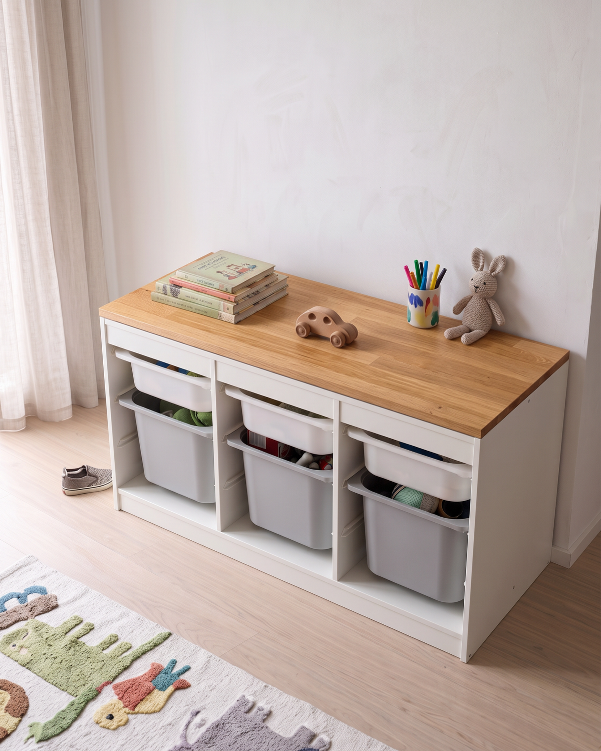 Massivholz-Deckplatte aus Eiche in Amber Oak (warmer Honigton) auf einem weißen IKEA TROFAST Aufbewahrungsregal mit Boxen im Kinderzimmer