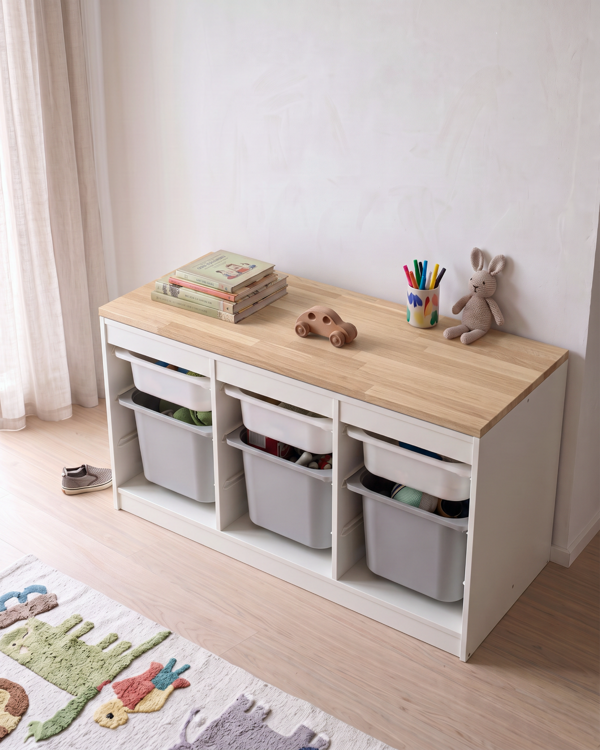 Massivholz-Deckplatte aus Eiche in White Oak (helle Eiche) auf einem weißen IKEA TROFAST Aufbewahrungsregal