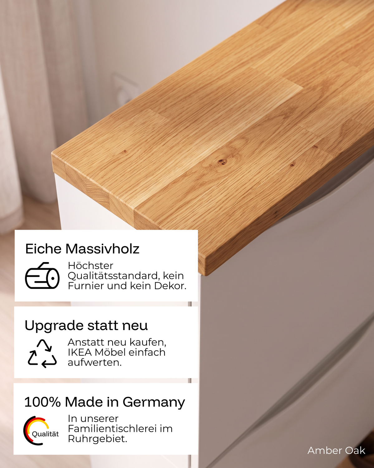 Nahaufnahme einer Massivholz-Deckplatte aus Eiche in Amber Oak mit Glasvase. Text im Bild: Eiche Massivholz – kein Furnier und kein Dekor. Upgrade statt neu – IKEA-Möbel aufwerten statt neu kaufen. 100 % Made in Germany – gefertigt in unserer Familientischlerei im Ruhrgebiet.