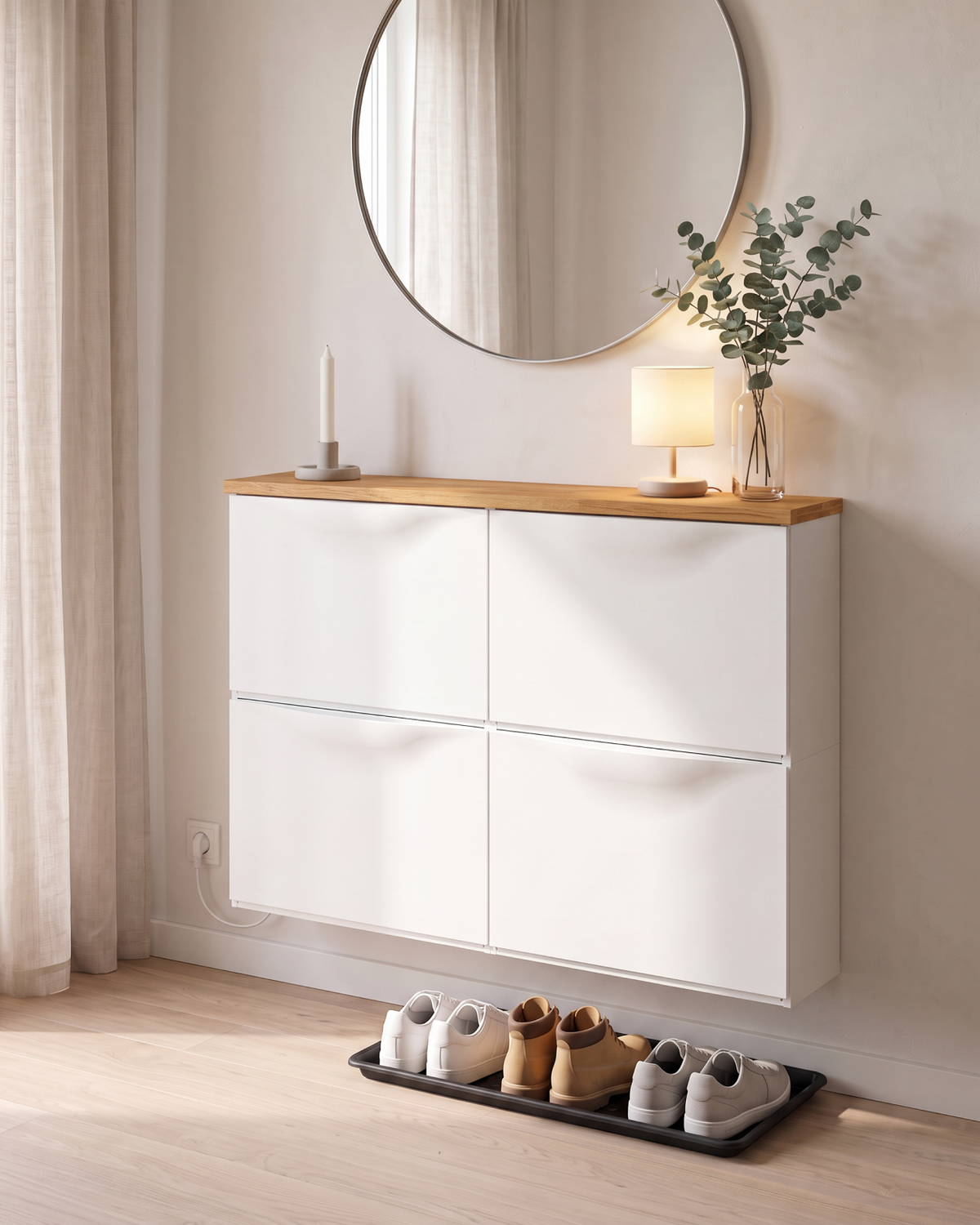 Massivholz-Deckplatte aus Eiche in Amber Oak (warmer Honigton) auf einem weißen, an der Wand montierten IKEA TRONES Schuhschrank im Flur unter einem runden Spiegel