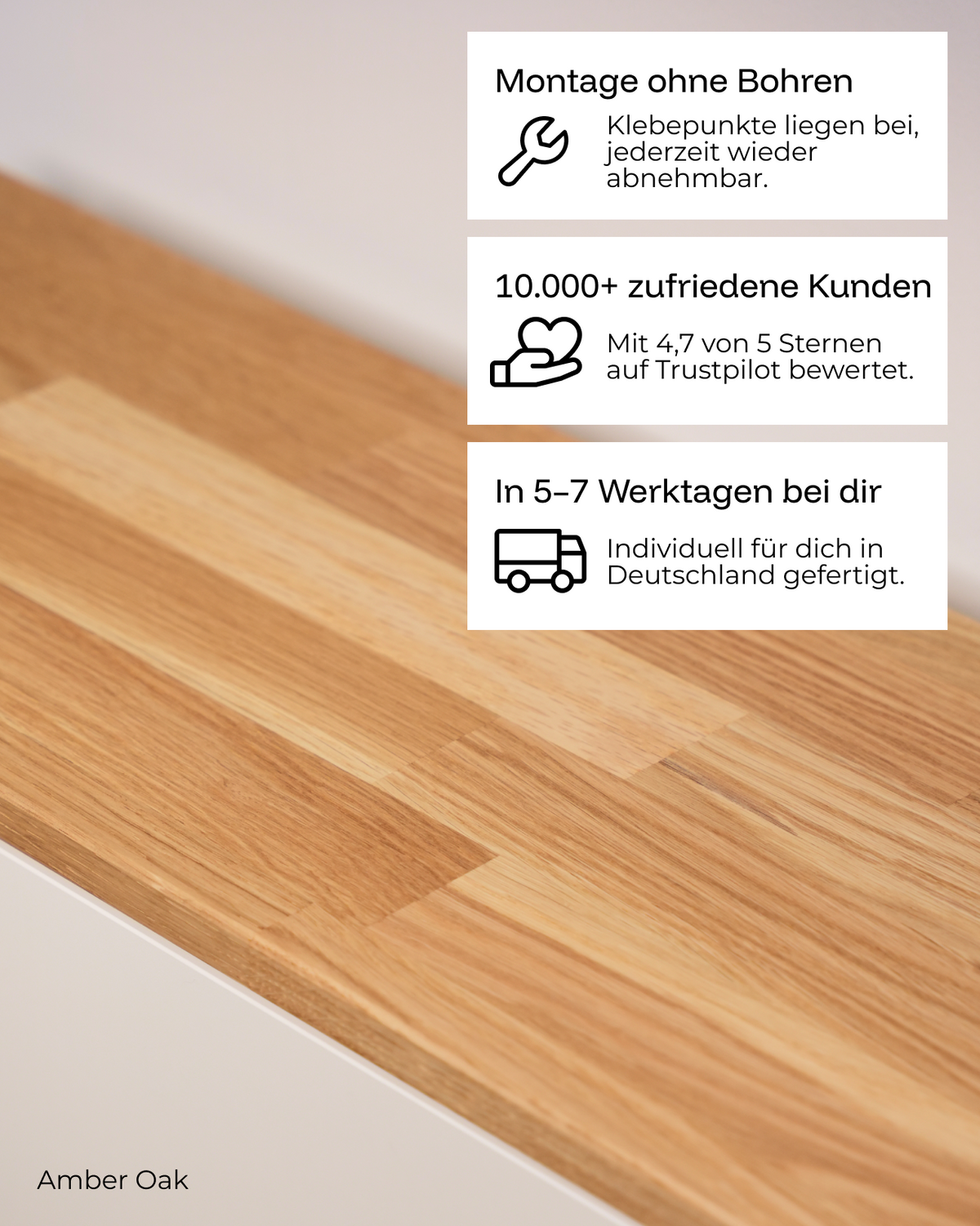 Nahaufnahme einer Massivholz-Deckplatte aus Eiche in Amber Oak mit sichtbaren Leimholz-Lamellen. Text im Bild: Montage ohne Bohren – Klebepunkte liegen bei, jederzeit wieder abnehmbar. Über 10.000 zufriedene Kunden – mit 4,7 von 5 Sternen auf Trustpilot bewertet. In 5–7 Werktagen bei dir – individuell für dich in Deutschland gefertigt.