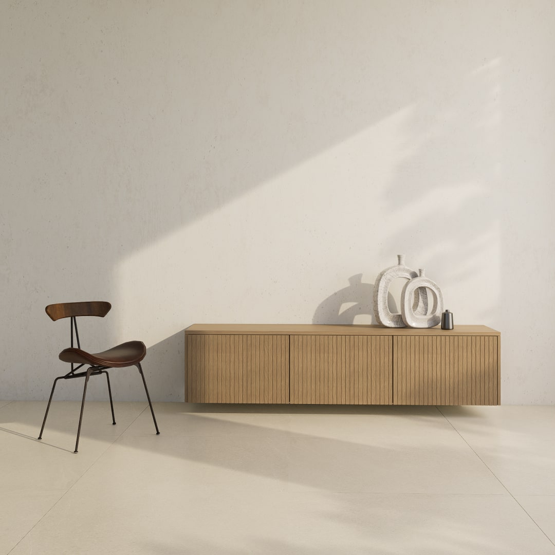 Ein wandhängendes Besta-Sideboard mit geriffelten Holzfronten in einem minimalistischen Raum.