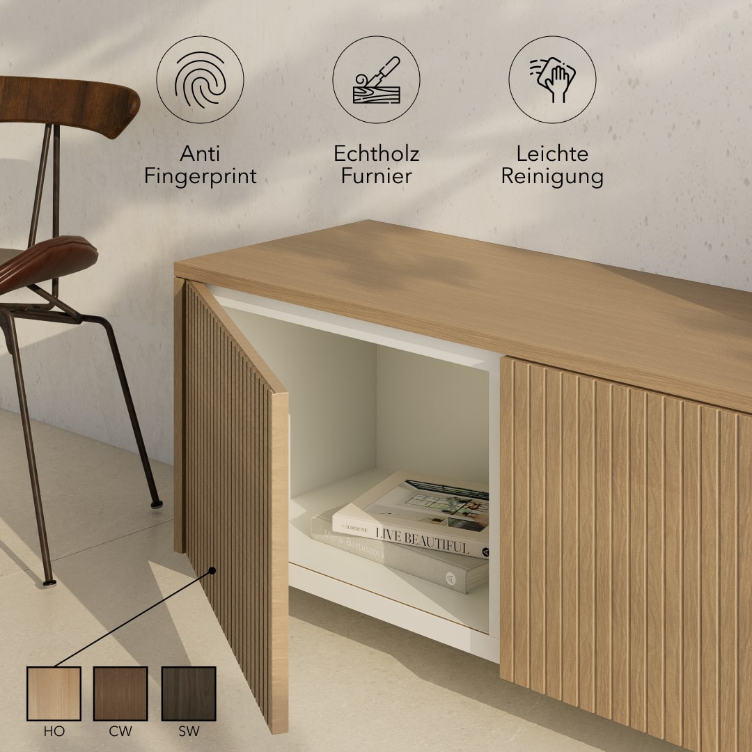 Ein Sideboard mit geriffelten Echtholzfurnier-Fronten und drei Farboptionen.