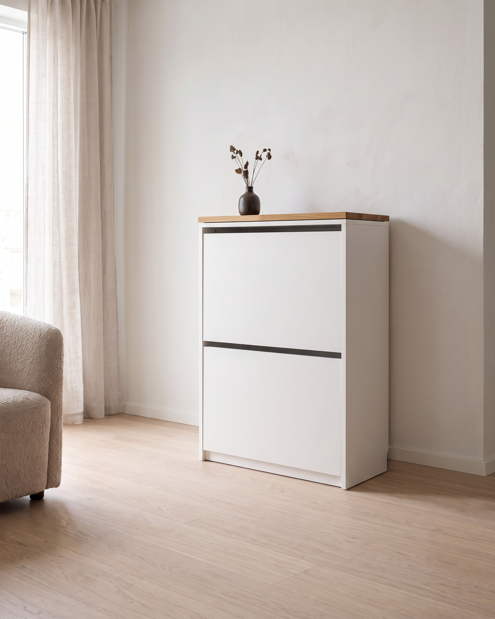 Holzplatte aus Eiche auf einem IKEA BISSA Schuhschrank im Flur